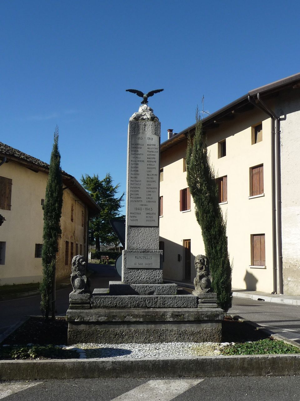 allegoria della Vittoria come aquila, leoni (monumento ai caduti - a stele, opera isolata) - ambito friulano (prima metà XX)