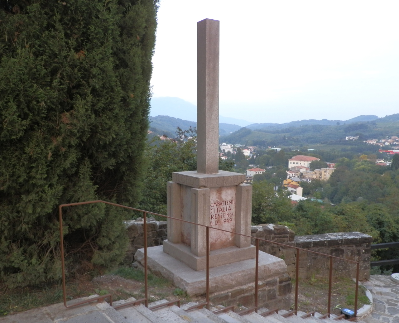Monumento del Monte Santo, soggetto assente (monumento ai caduti - a cippo, opera isolata) - ambito militare italiano (prima metà XX) <br>Condizioni d'uso: <a class='link-esterno' href='https://docs.italia.it/italia/icdp/icdp-pnd-circolazione-riuso-docs/it/v1.0-giugno-2022/testo-etichetta-BCS.html' target='_bcs'>Beni Culturali Standard (BCS)</a>