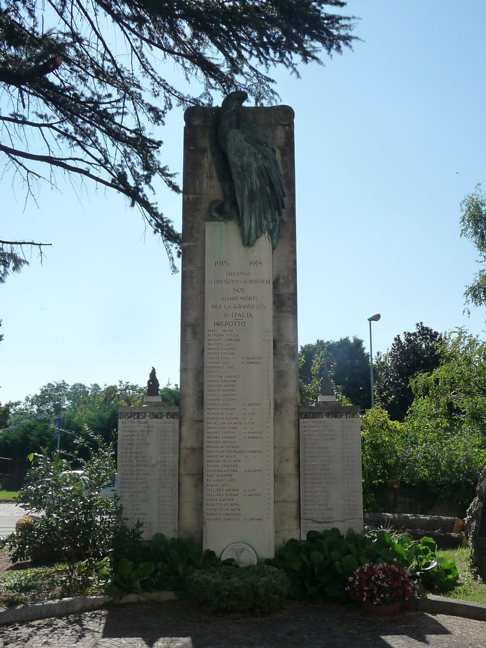 allegoria della Vittoria come aquila (monumento ai caduti - a stele, opera isolata) di Morandini Leone (attribuito) (inizio/ metà XX)