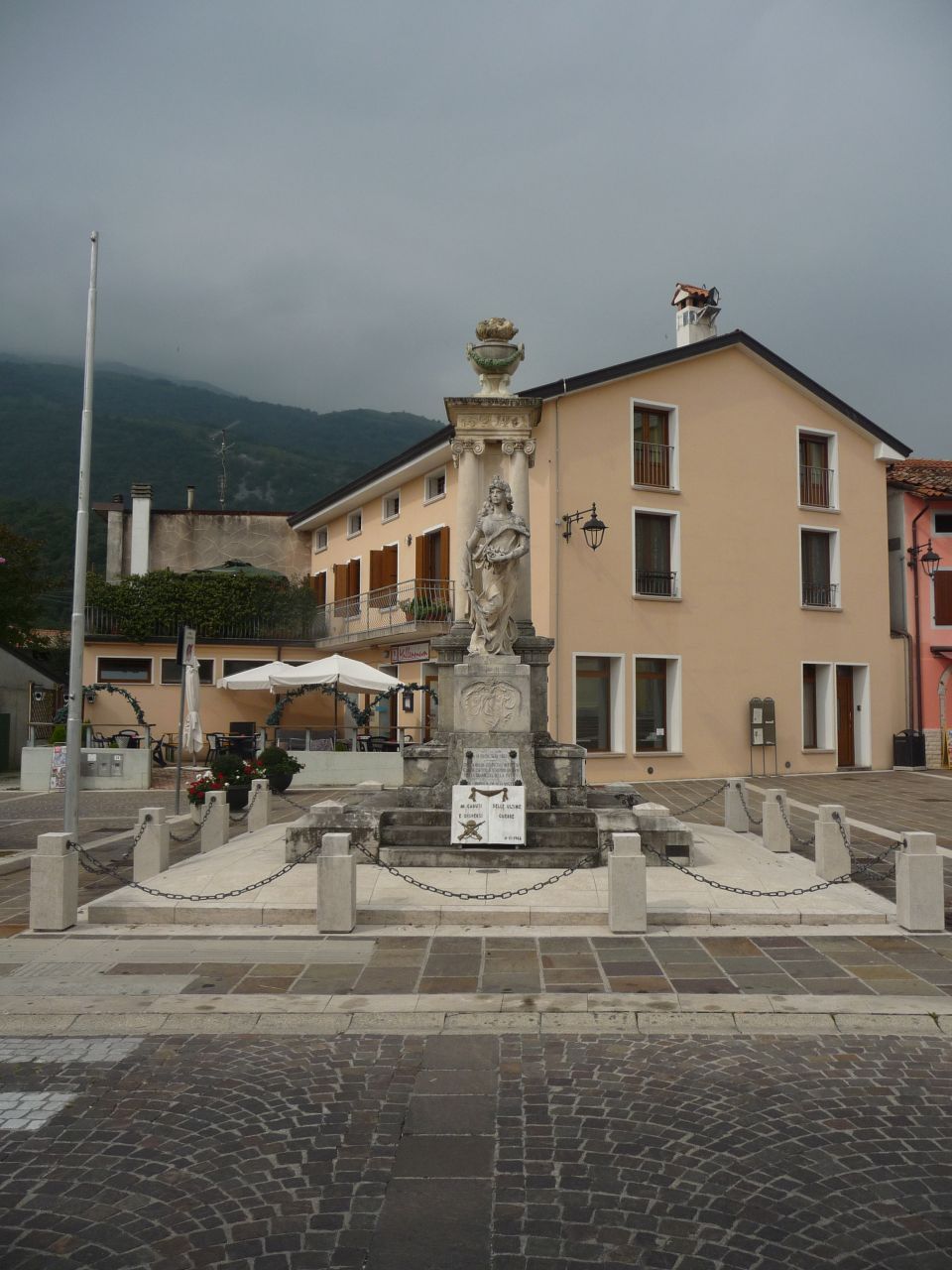 allegoria della Patria come donna armata vestita all'antica (monumento ai caduti - ad ara, opera isolata) - ambito italiano (XX)