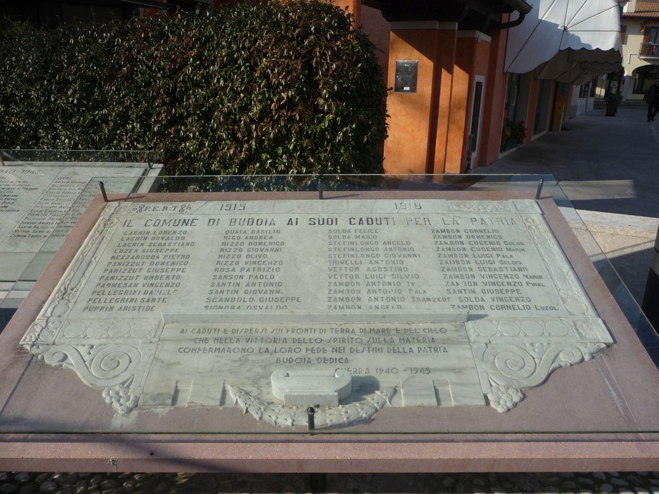 soggetto assente (lapide commemorativa ai caduti, serie) di Soldà Giovanni Battista (attribuito) (XX)