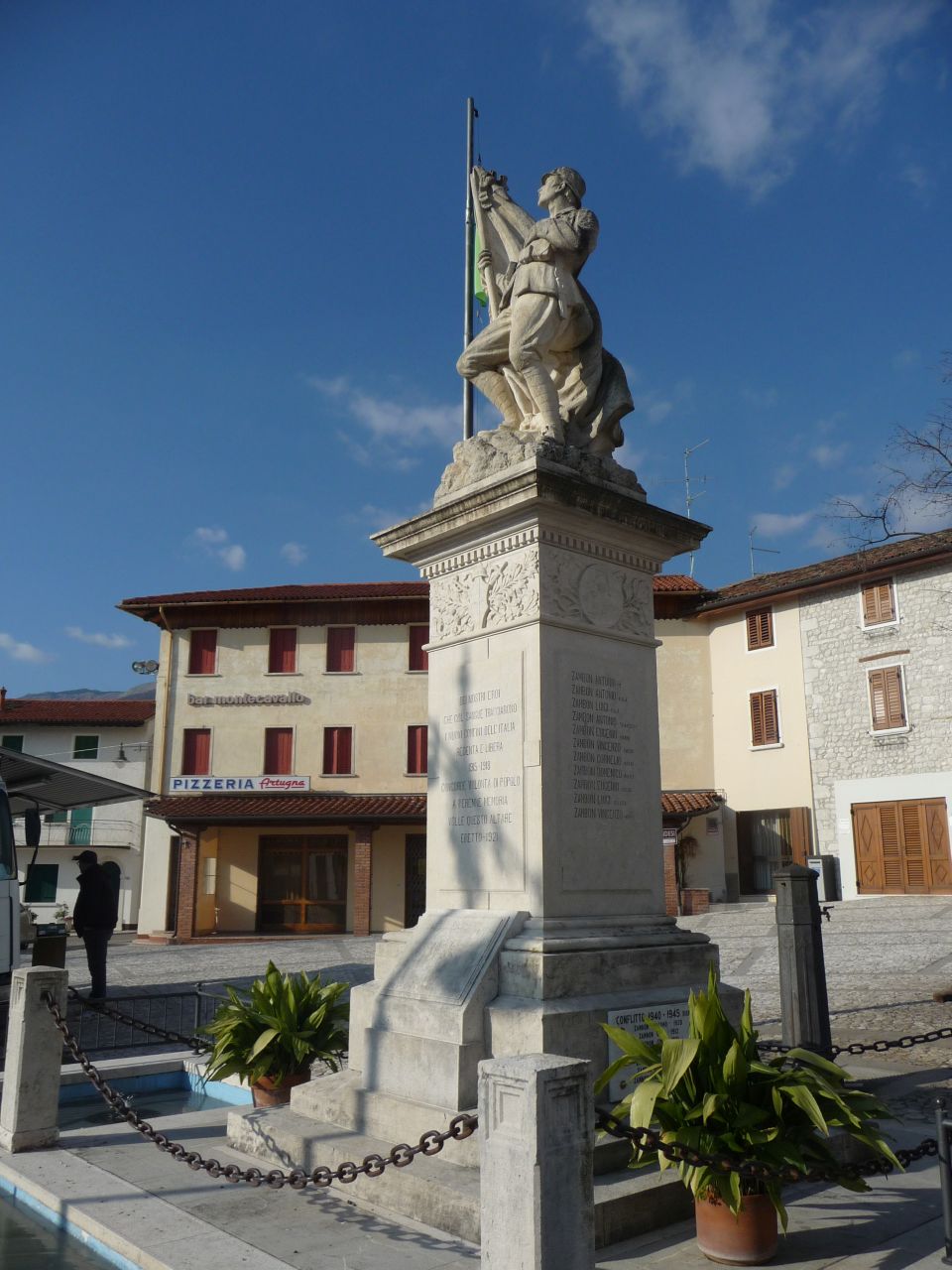 figura di soldato che porta la bandiera (monumento ai caduti - ad ara, opera isolata) di Burigana Leone (attribuito), Cecchelin Alberto (attribuito) (XX)