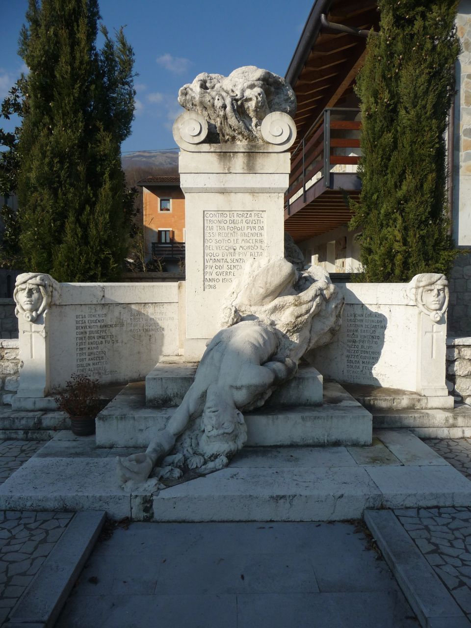 allegoria della morte del soldato (monumento ai caduti - ad emiciclo, opera isolata) di Soldà Giovanni Battista (attribuito) (prima metà XX)