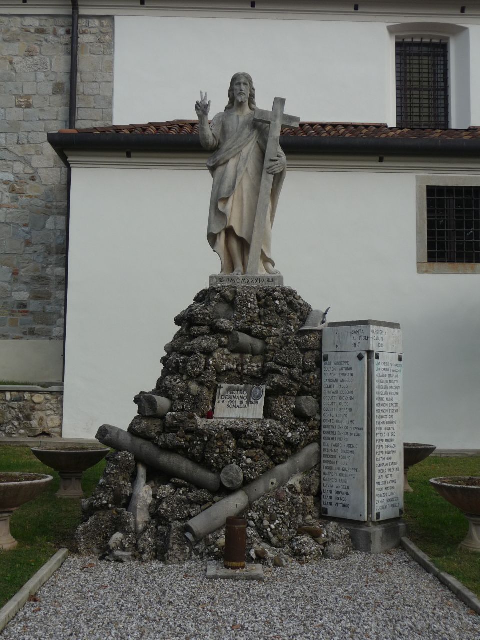 Cristo che abbraccia la croce (monumento ai caduti - a montagna figurata, opera isolata) - ambito friulano (XX)