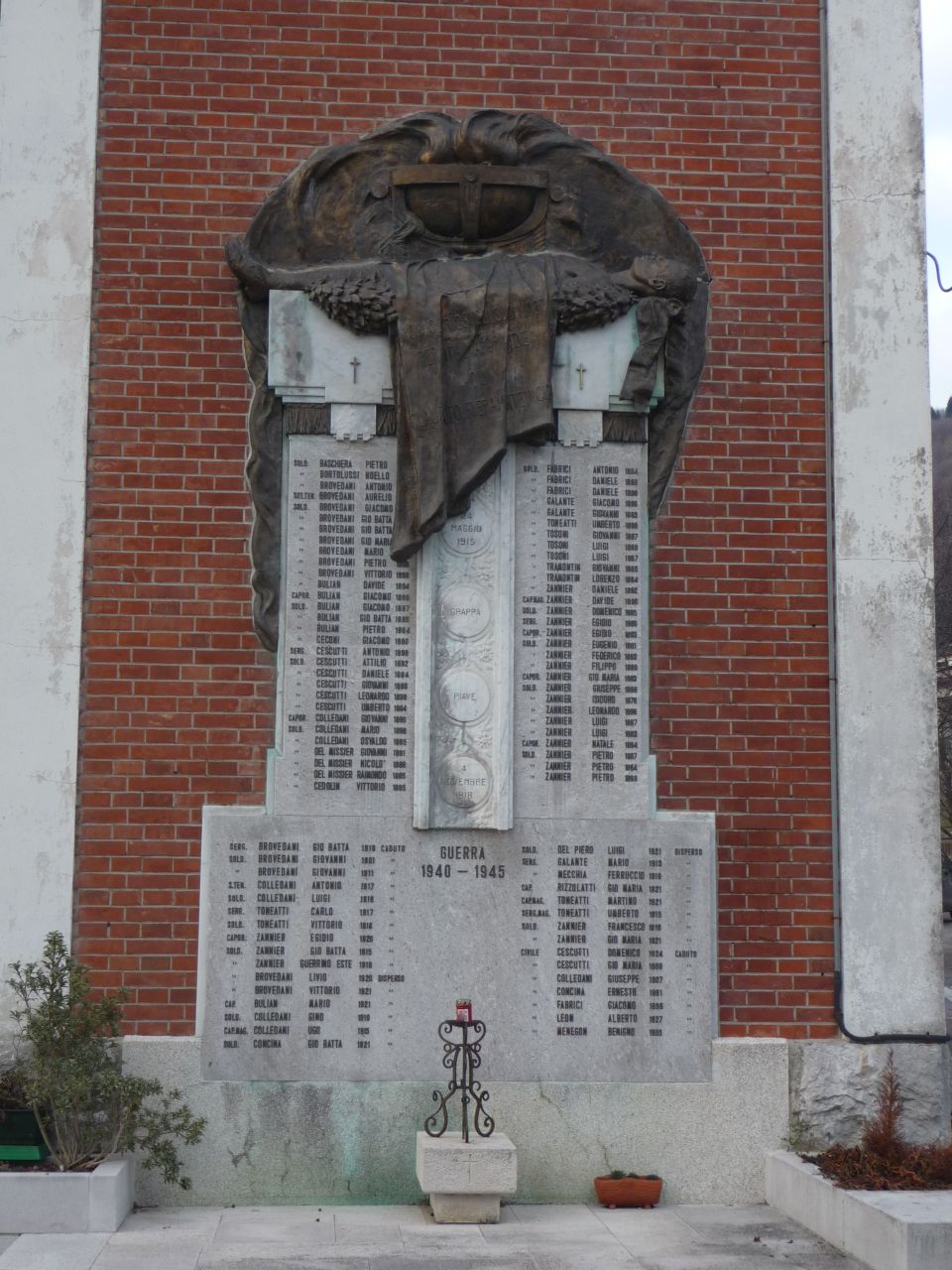 allegoria della morte del soldato (monumento ai caduti - a lapide, opera isolata) - produzione Italia settentrionale (XX)