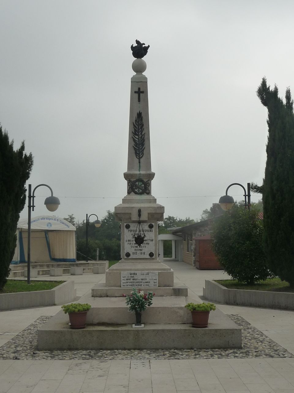 Tropaion in relazione alle armi (monumento ai caduti - ad obelisco) di Furlan Domenico (attribuito) (XX)
