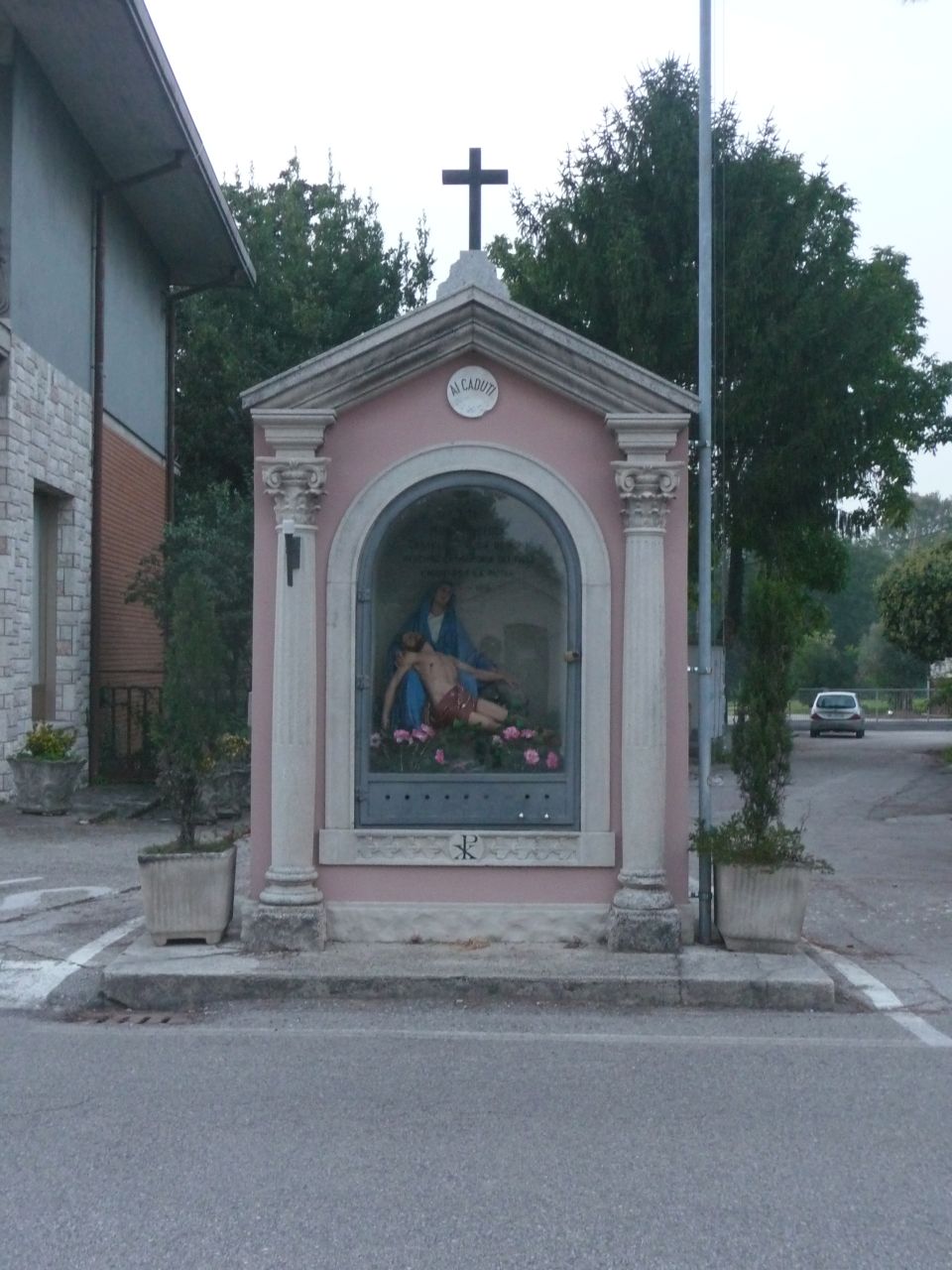 Pietà (monumento ai caduti - a edicola, opera isolata) - manifattura friulana (inizio/ metà XX)