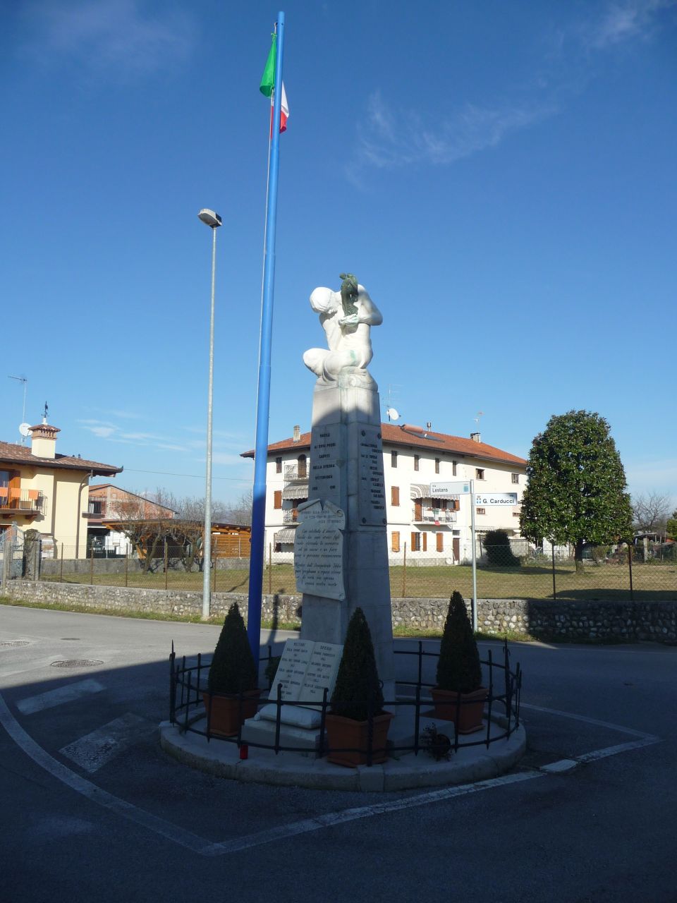 allegoria della Vittoria che premia un soldato (monumento ai caduti - ad obelisco, opera isolata) - produzione Italia settentrionale (inizio/ metà XX)
