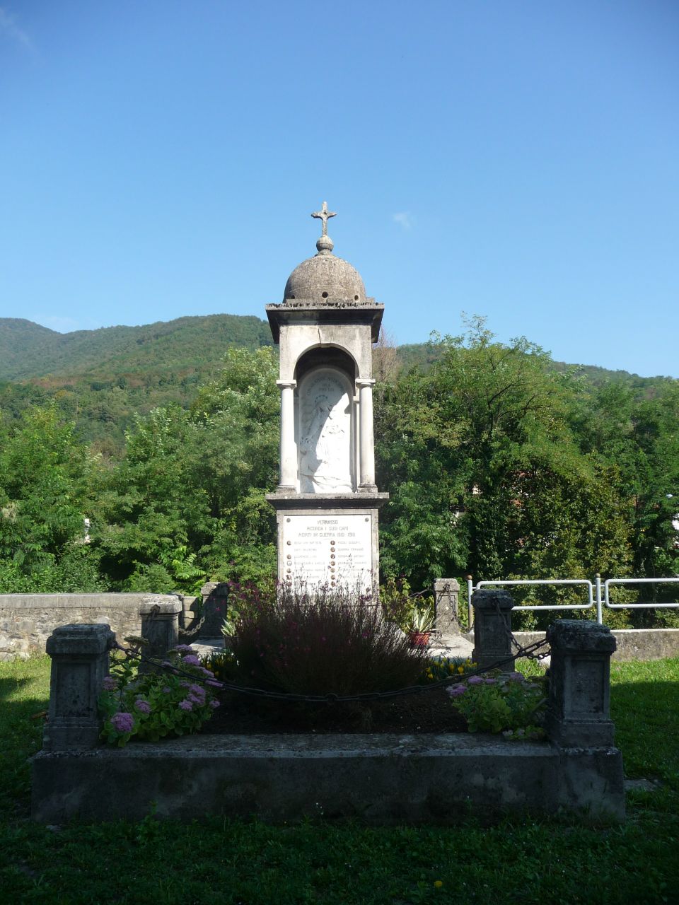 Madonna con Bambino e soldato (monumento ai caduti - a tempietto, opera isolata) - manifattura friulana (inizio/ metà XX)