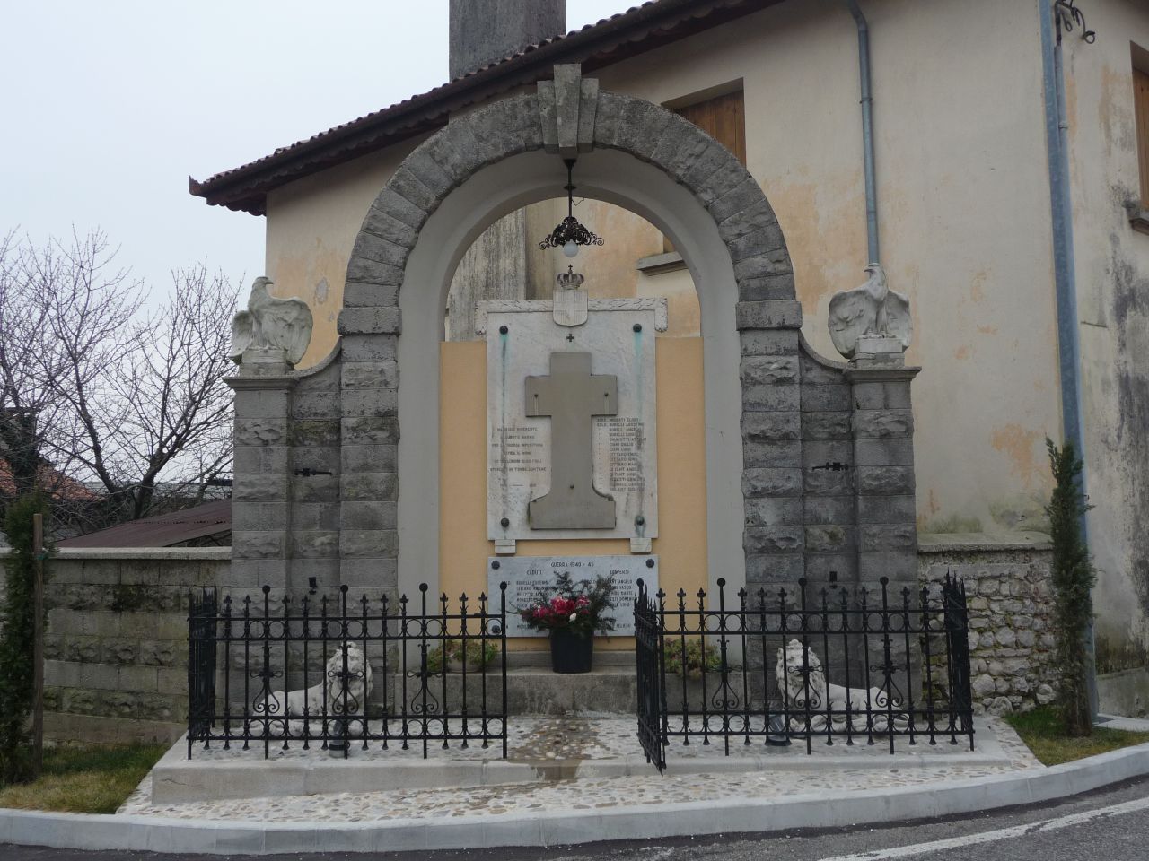 aquila, leone (monumento ai caduti - a edicola, opera isolata) - manifattura friulana (inizio/ metà XX)