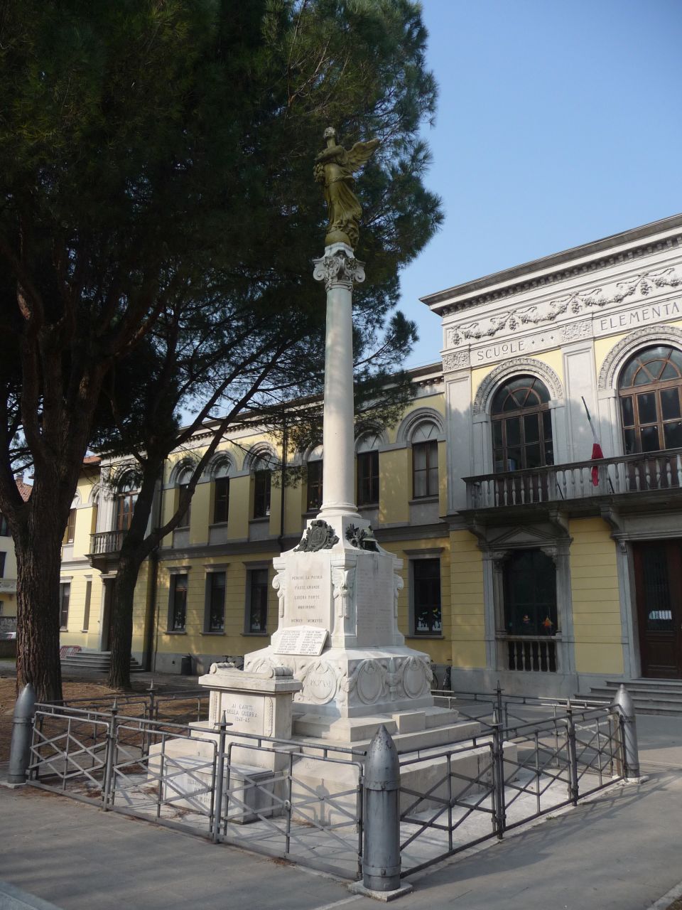 allegoria della Vittoria (monumento ai caduti - a colonna, opera isolata) di Ellero Francesco (attribuito) (XX)