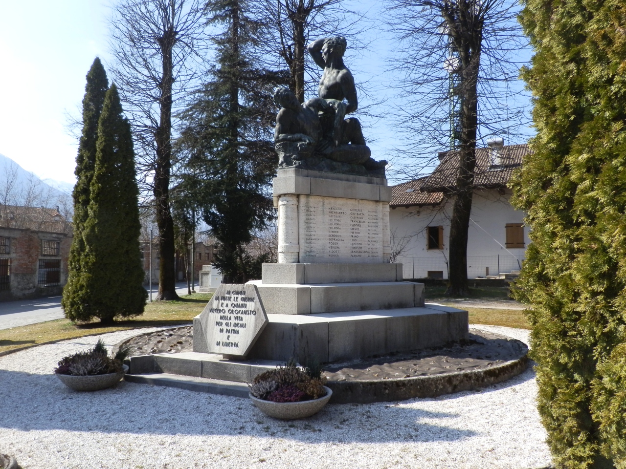 allegoria del soldato come eroe antico (monumento ai caduti - a basamento, opera isolata) di Selva Attilio (attribuito) - classicismo novecentesco (prima metà XX)