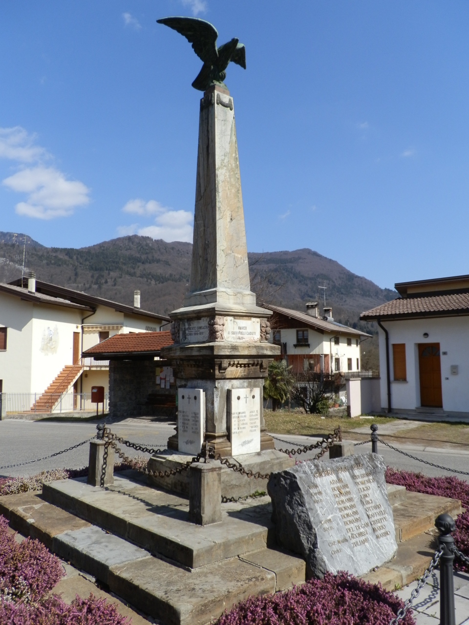 allegoria della Vittoria come aquila (monumento ai caduti - ad obelisco, opera isolata) - ambito carnico (prima metà XX)