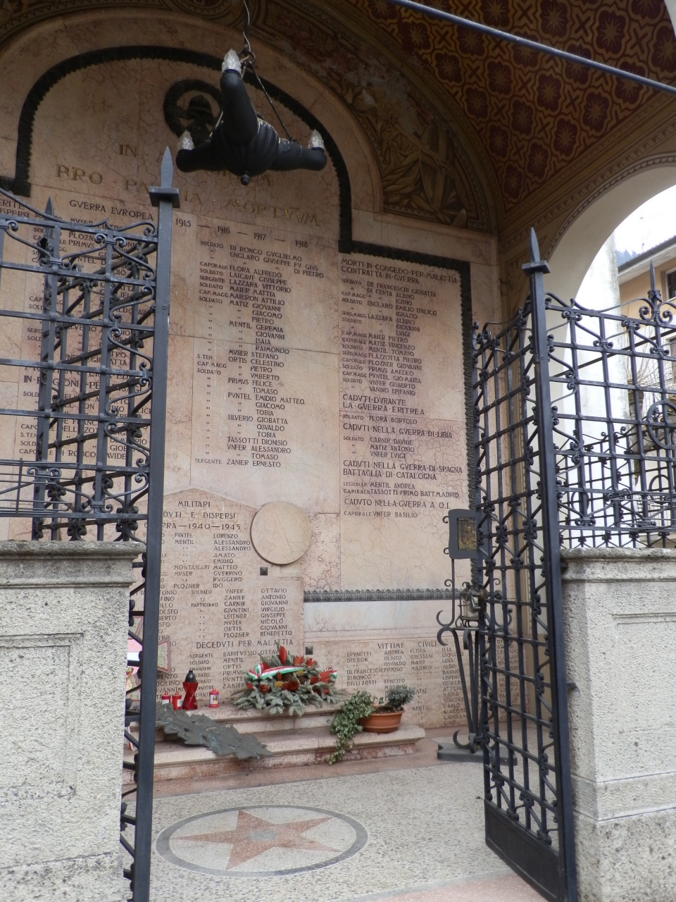 soggetto assente (monumento ai caduti - a portico, opera isolata) di Gilberti Ettore (attribuito), Petz Sergio (attribuito) (prima metà XX)