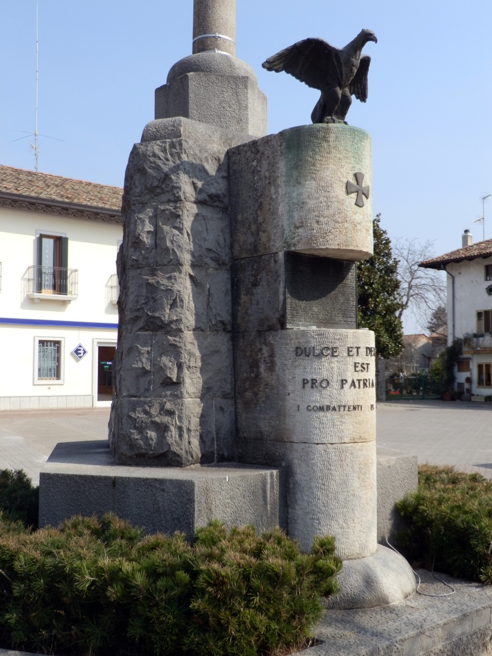 allegoria della Vittoria come aquila (monumento ai caduti - a pilo, opera isolata) di Fonderia Asti e figlio (attribuito) - ambito friulano (prima metà XX)