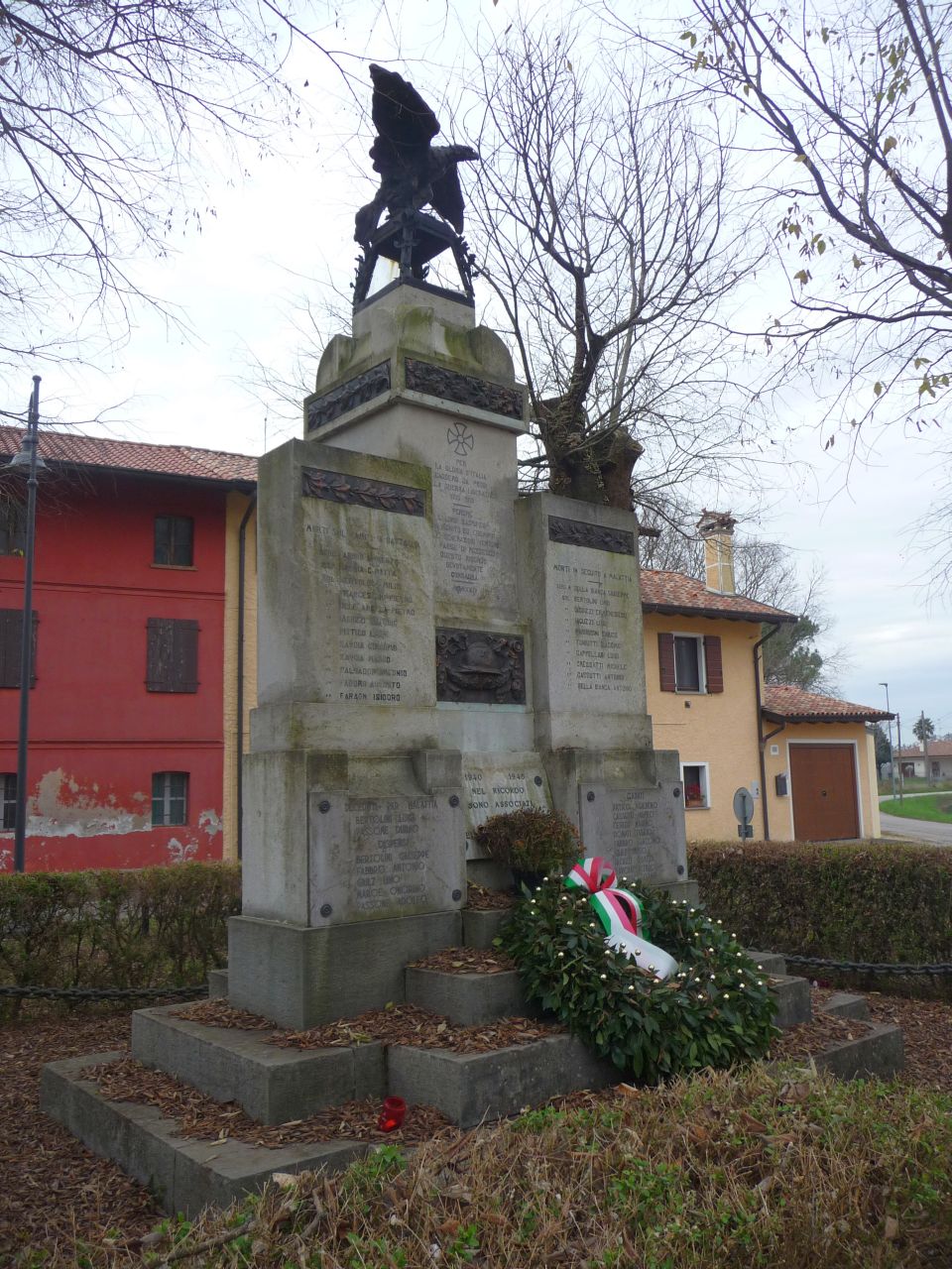 allegoria della Vittoria come aquila (monumento ai caduti - a stele, opera isolata) - ambito friulano (primo quarto XX)