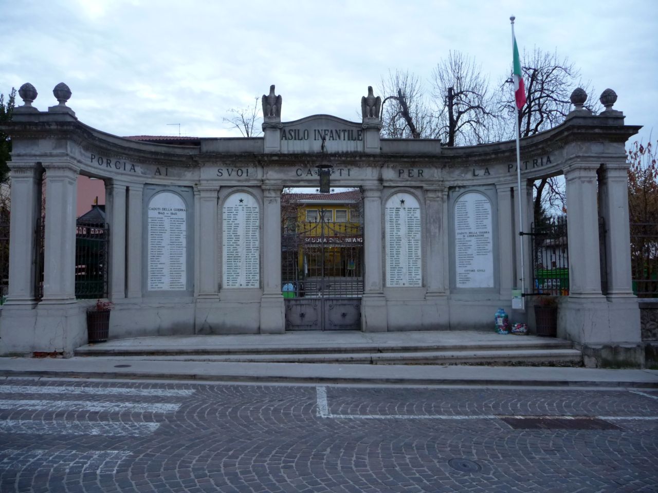 aquila (monumento ai caduti - ad emiciclo, opera isolata) - ambito veneto-friulano (inizio/ metà XX)