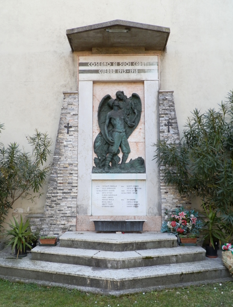 allegoria della Vittoria che premia un soldato (monumento ai caduti - a lapide, opera isolata) di Fonderia Broili (officina) (prima metà XX)