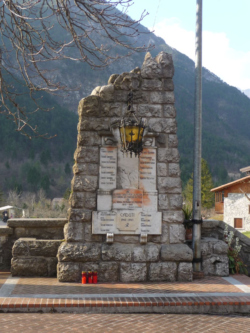 paesaggio montano con stemma reale sabaudo (monumento ai caduti - a piramide, opera isolata) - ambito friulano (primo quarto XX)