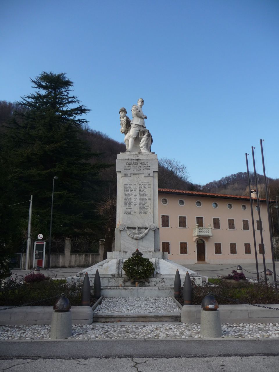 figura di soldato in combattimento, morte del soldato, madre, vedova, orfano, popolano agricoltore (monumento ai caduti - ad ara, opera isolata) di Feltrin Umberto (attribuito), Palconi Antonio (attribuito) (prima metà XX)