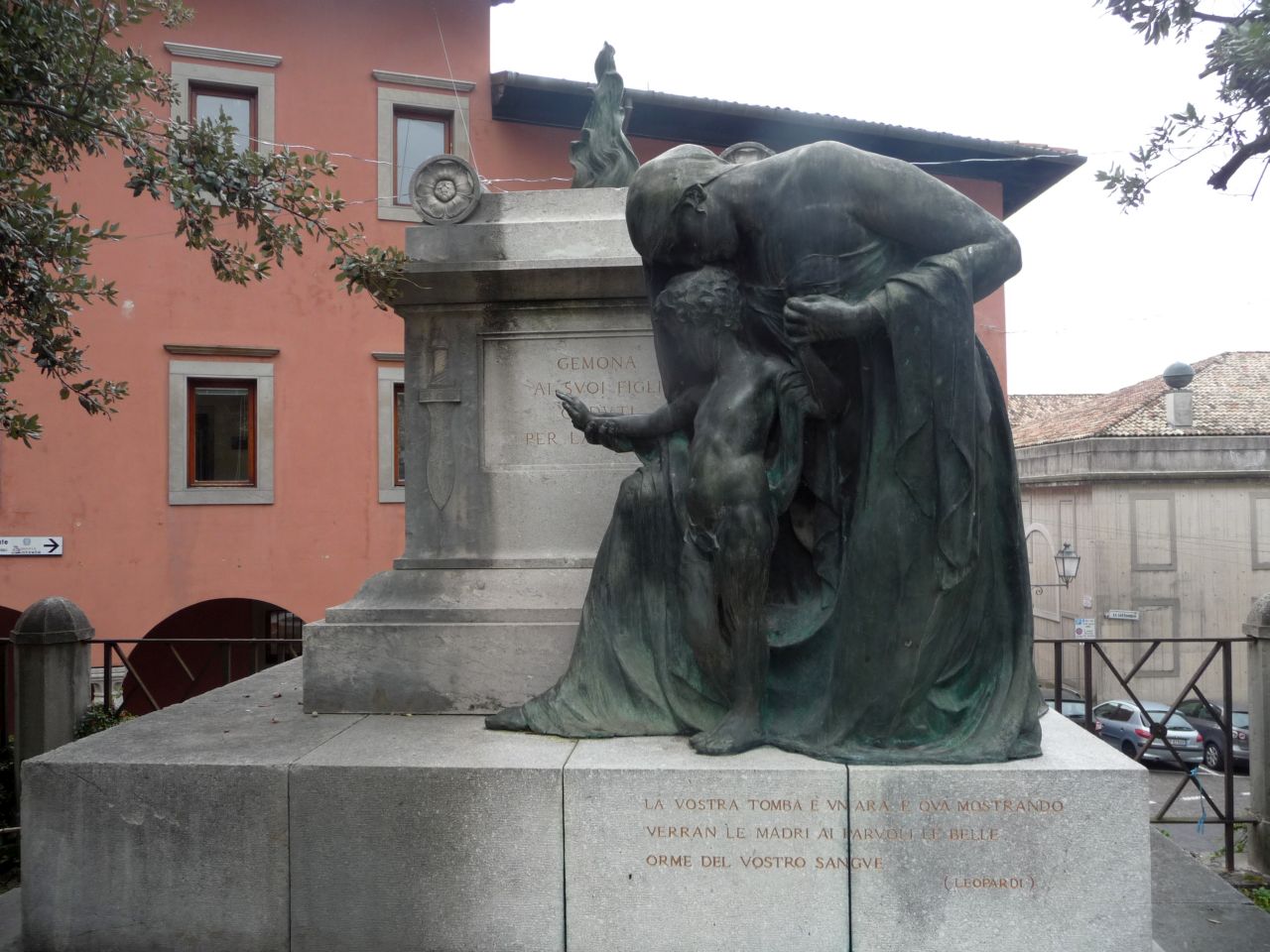 madre con figlio (monumento ai caduti - ad ara, opera isolata) di Mistruzzi Aurelio (attribuito) - ambito friulano (primo quarto XX)