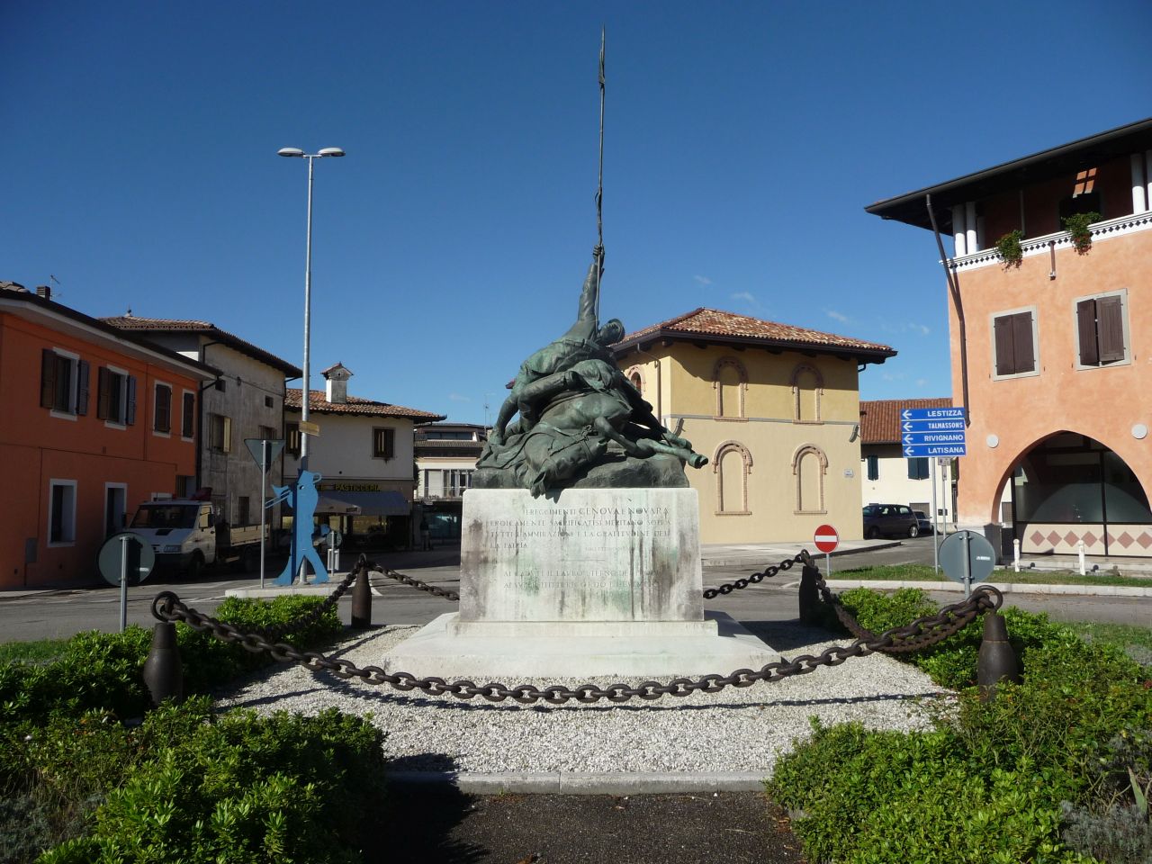 figura di soldato: cavaliere che porta la bandiera, stemma ranghi militari (Genova Cavalleria), stemma ranghi militari (Lancieri di Novara) (monumento ai caduti - a basamento, opera isolata) di Franzolini Antonio (attribuito), Da Verona Piero (attribuito), Fonderia Artistica Battaglia (attribuito) (primo quarto XX)