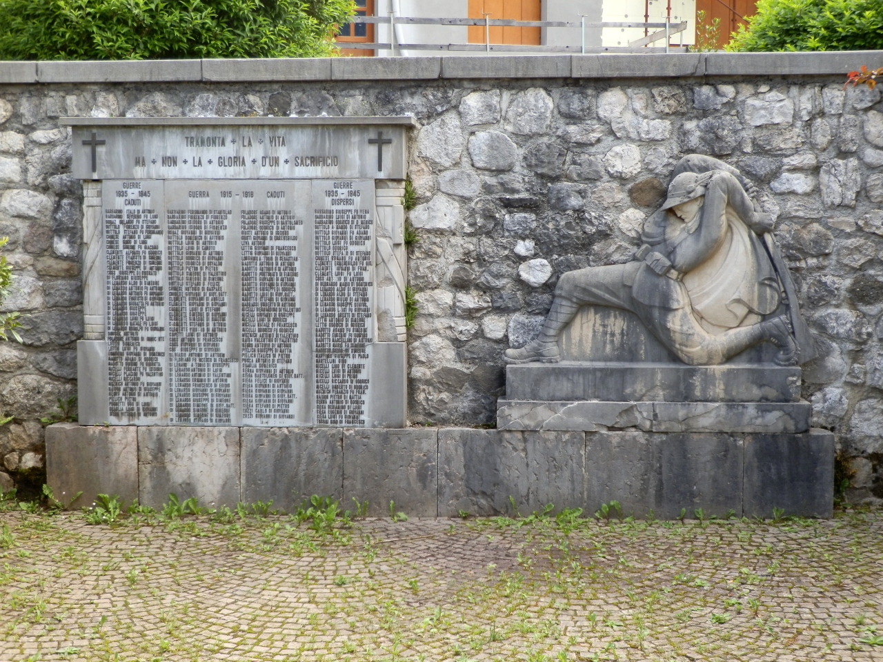 figura di soldato in combattimento: alpino (monumento ai caduti - a lapide, opera isolata) di Pischiutti Luigi (attribuito) (prima metà XX)