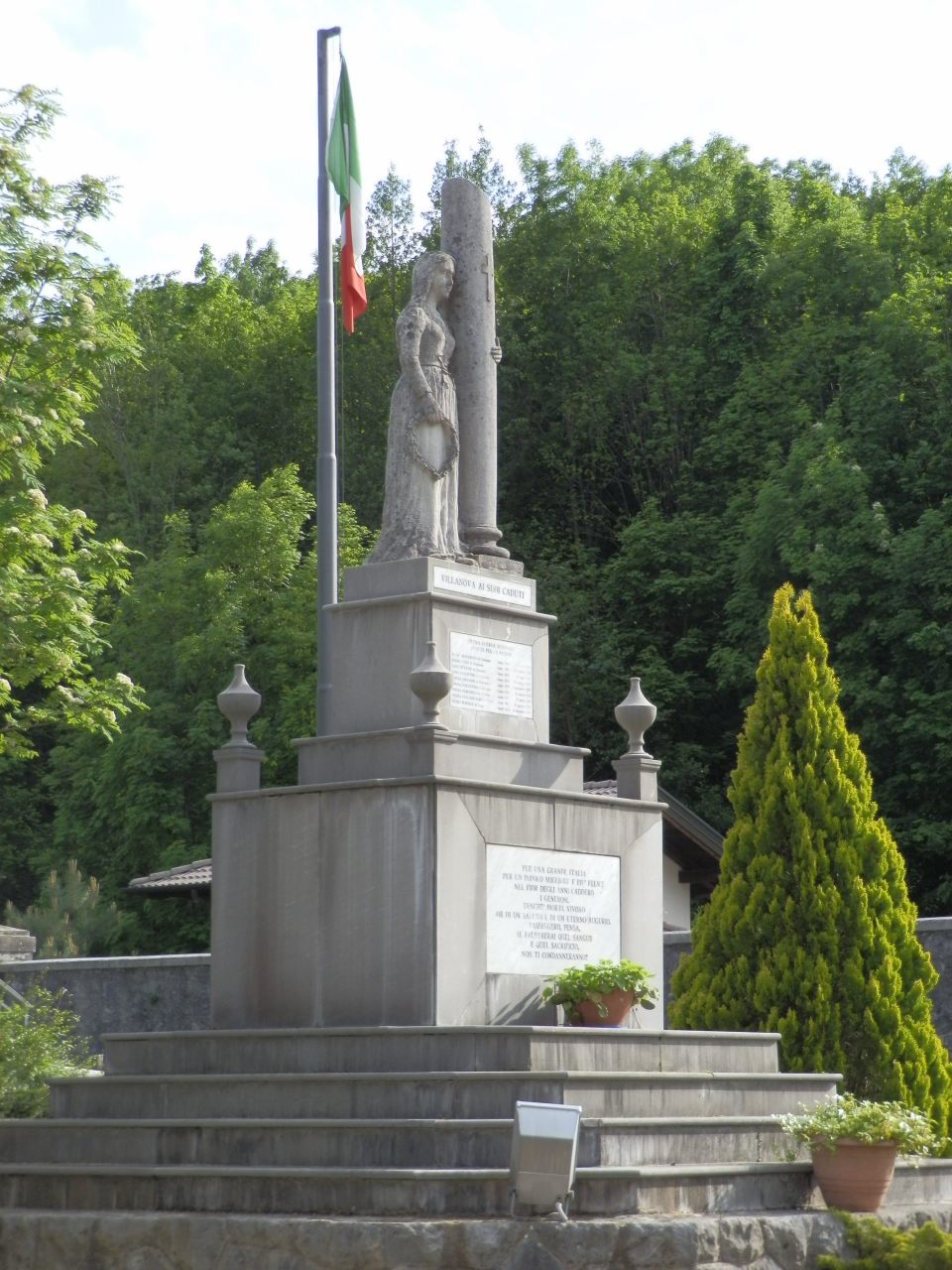 allegoria della Gloria come donna vestita all'antica presso la tomba (monumento ai caduti - a basamento, opera isolata) - ambito friulano (prima metà XX)