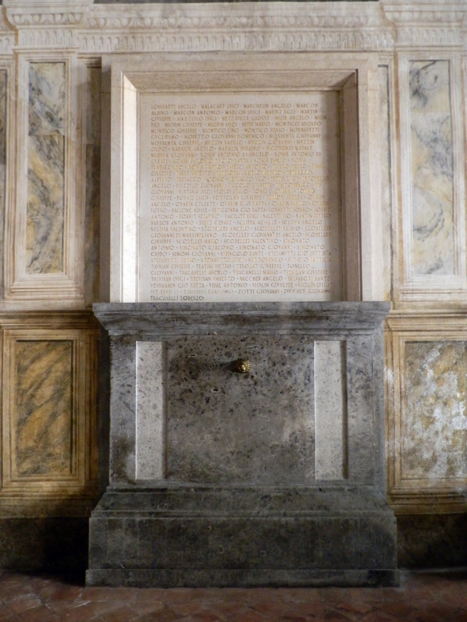 soggetto assente (monumento ai caduti - a lapide, coppia) di Forlati Ferdinando (attribuito) (prima metà XX)
