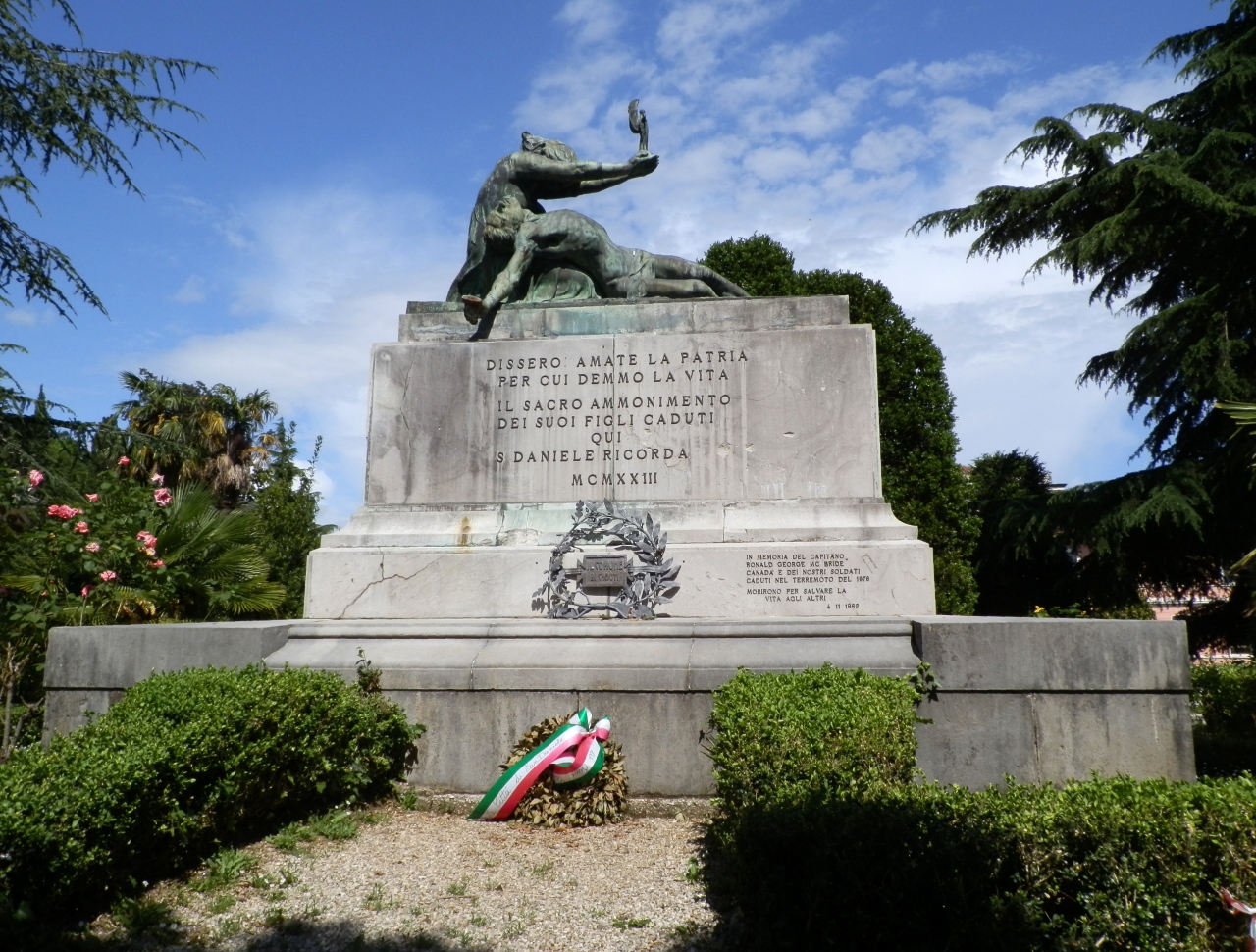 allegoria della morte del soldato, allegoria della Fede come donna vestita all'antica, allegoria della Vittoria (monumento ai caduti - ad ara, opera isolata) di Mistruzzi Aurelio (attribuito) (prima metà XX)