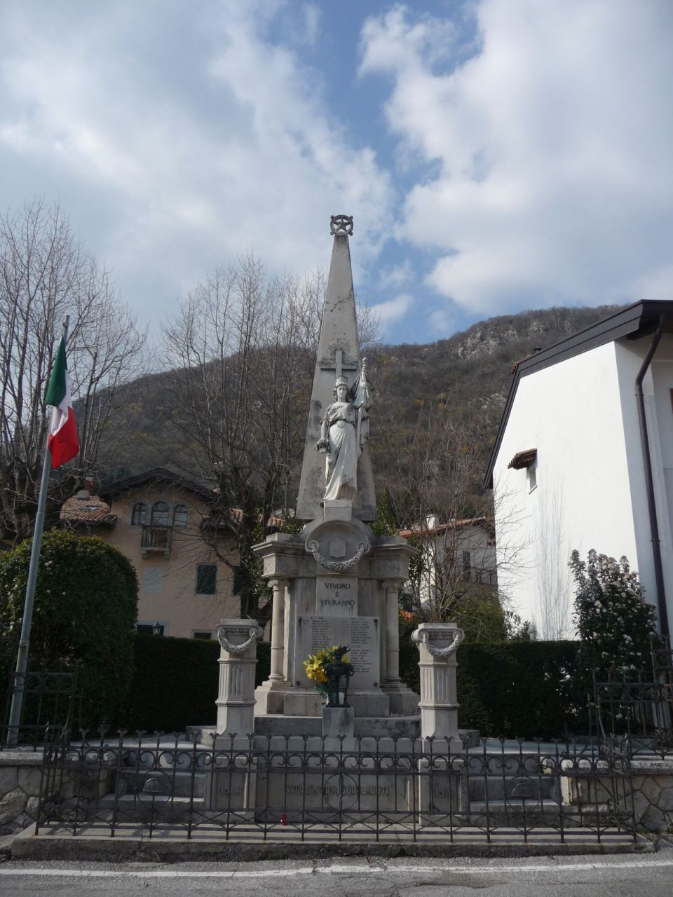 Allegoria della Patria che porta la bandiera (monumento ai caduti - ad obelisco, opera isolata) di Cecco Gabriele (attribuito) - manifattura friulana (prima metà XX)