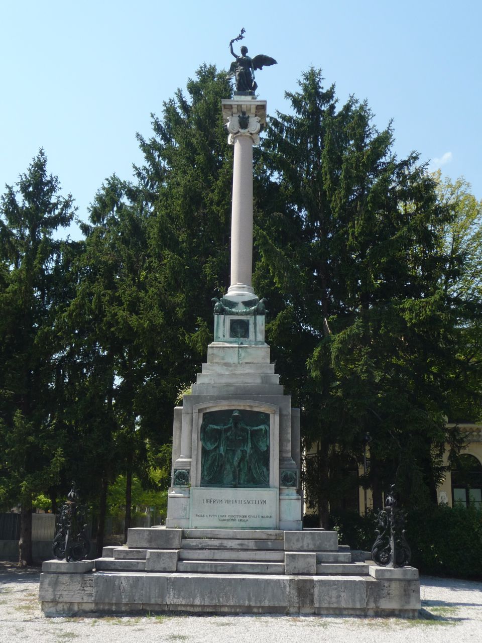 allegoria della Vittoria, addio del soldato alla madre e alla sposa (monumento ai caduti - a colonna, opera isolata) di Berti Giuseppe (attribuito), Nono Urbano (attribuito), Rossi G.no (attribuito) (prima metà XX)