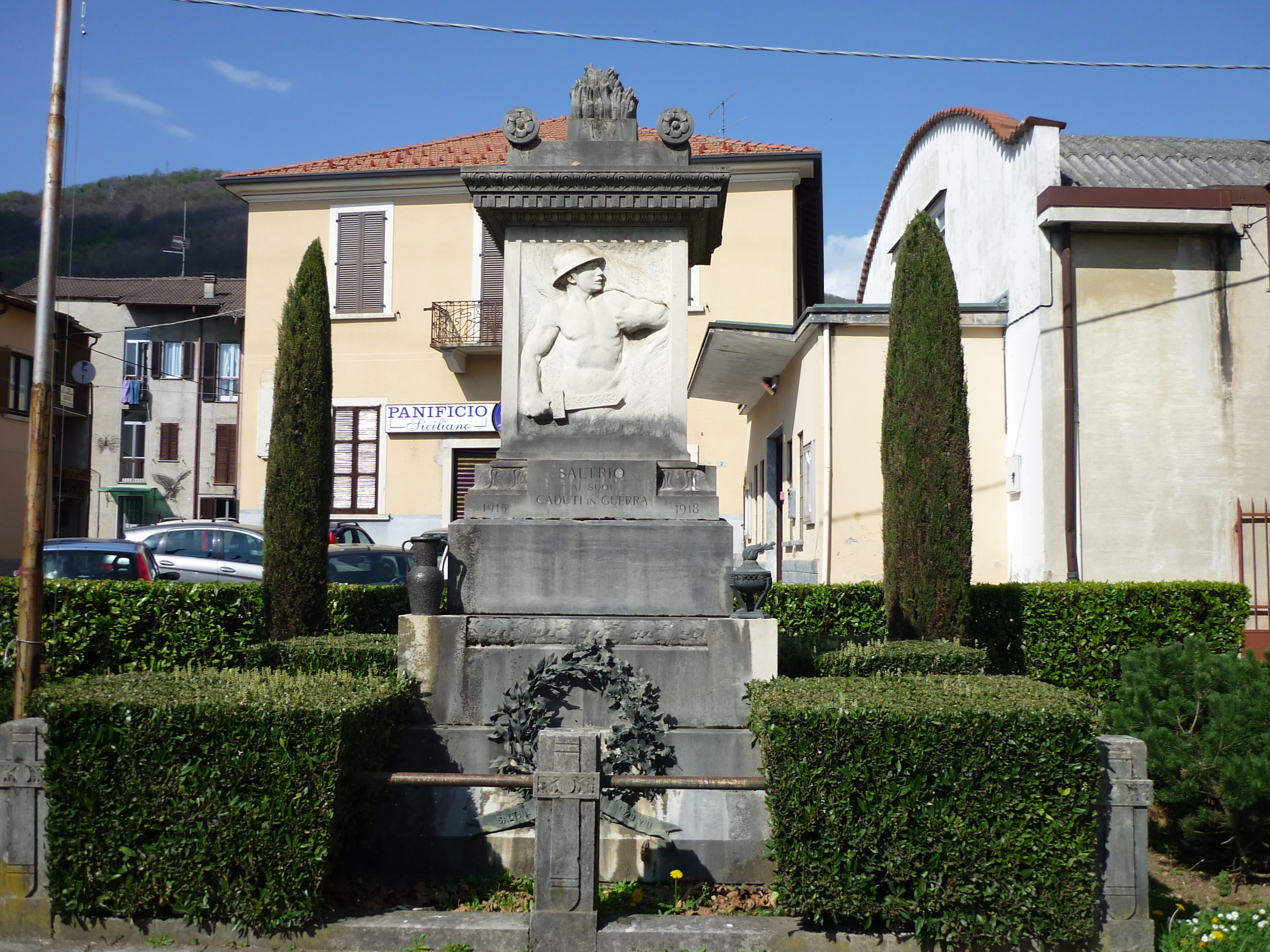 figura di soldato con pugnale (monumento ai caduti - a cippo, opera isolata) - ambito italiano (sec. XX)