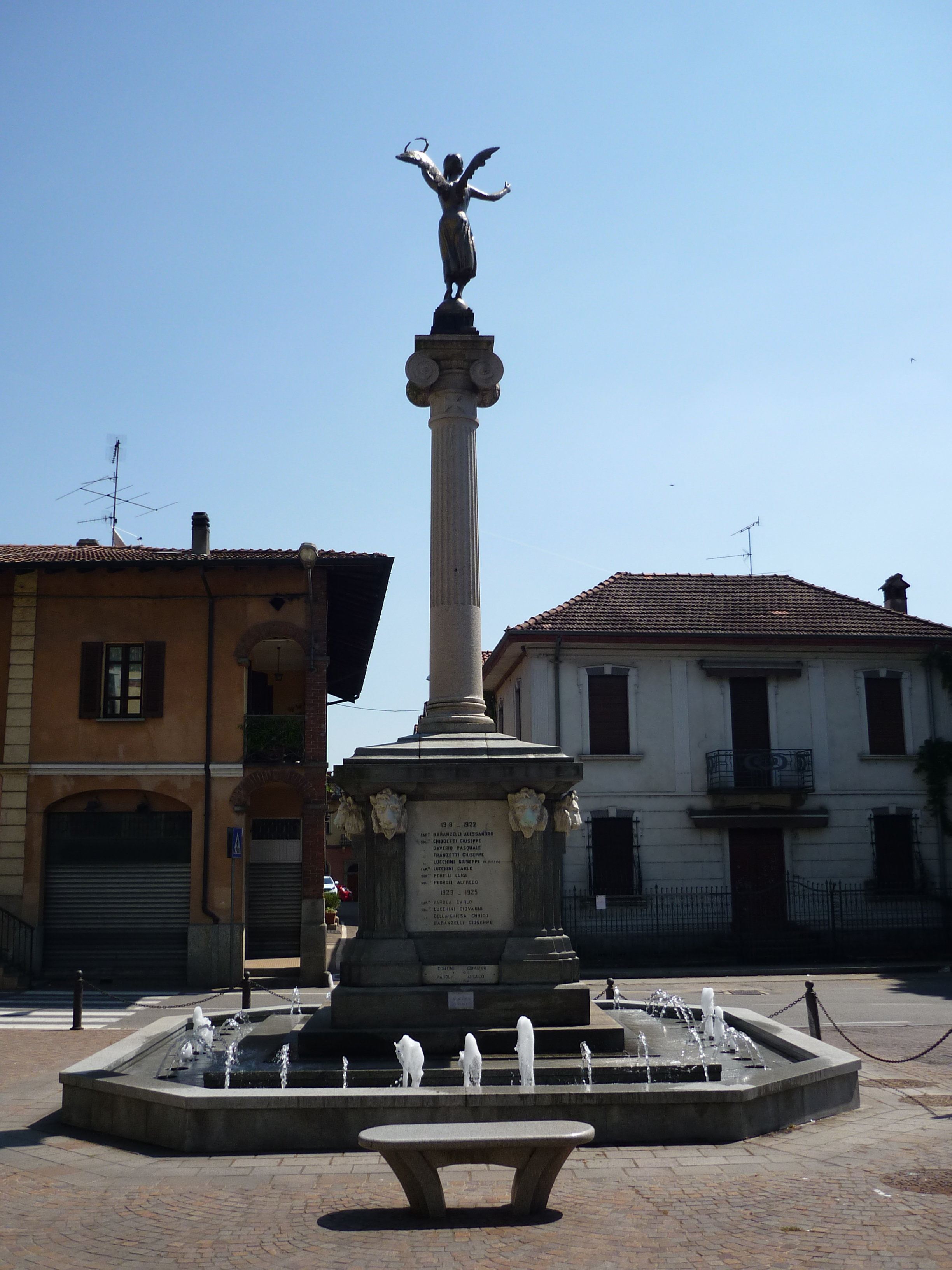 allegoria della Vittoria come donna vestita all'antica (monumento ai caduti - a fontana, opera isolata) - ambito italiano (sec. XX)