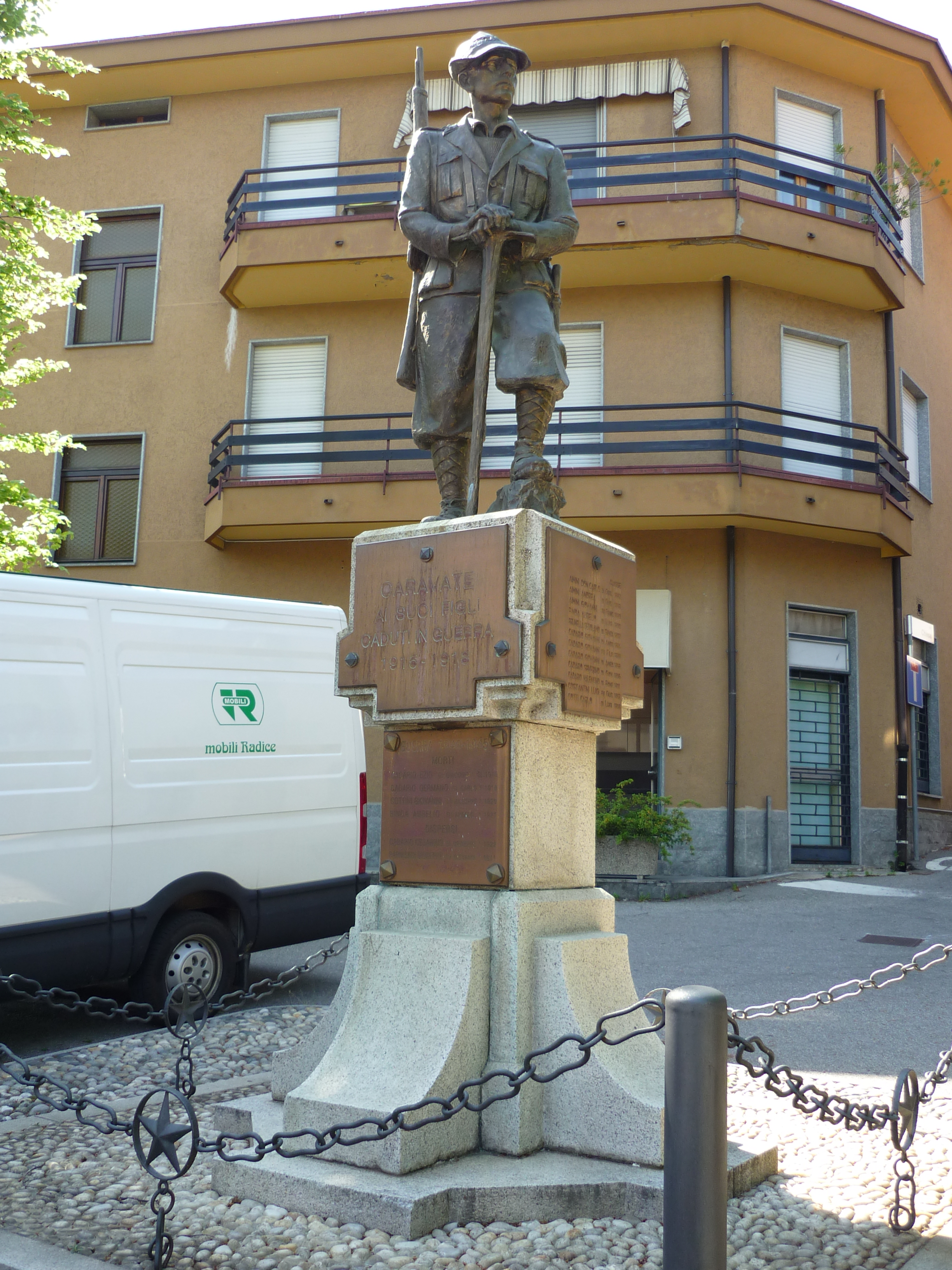 figura di soldato: alpino (monumento ai caduti - a cippo, opera isolata) - ambito italiano (sec. XX, sec. XX)