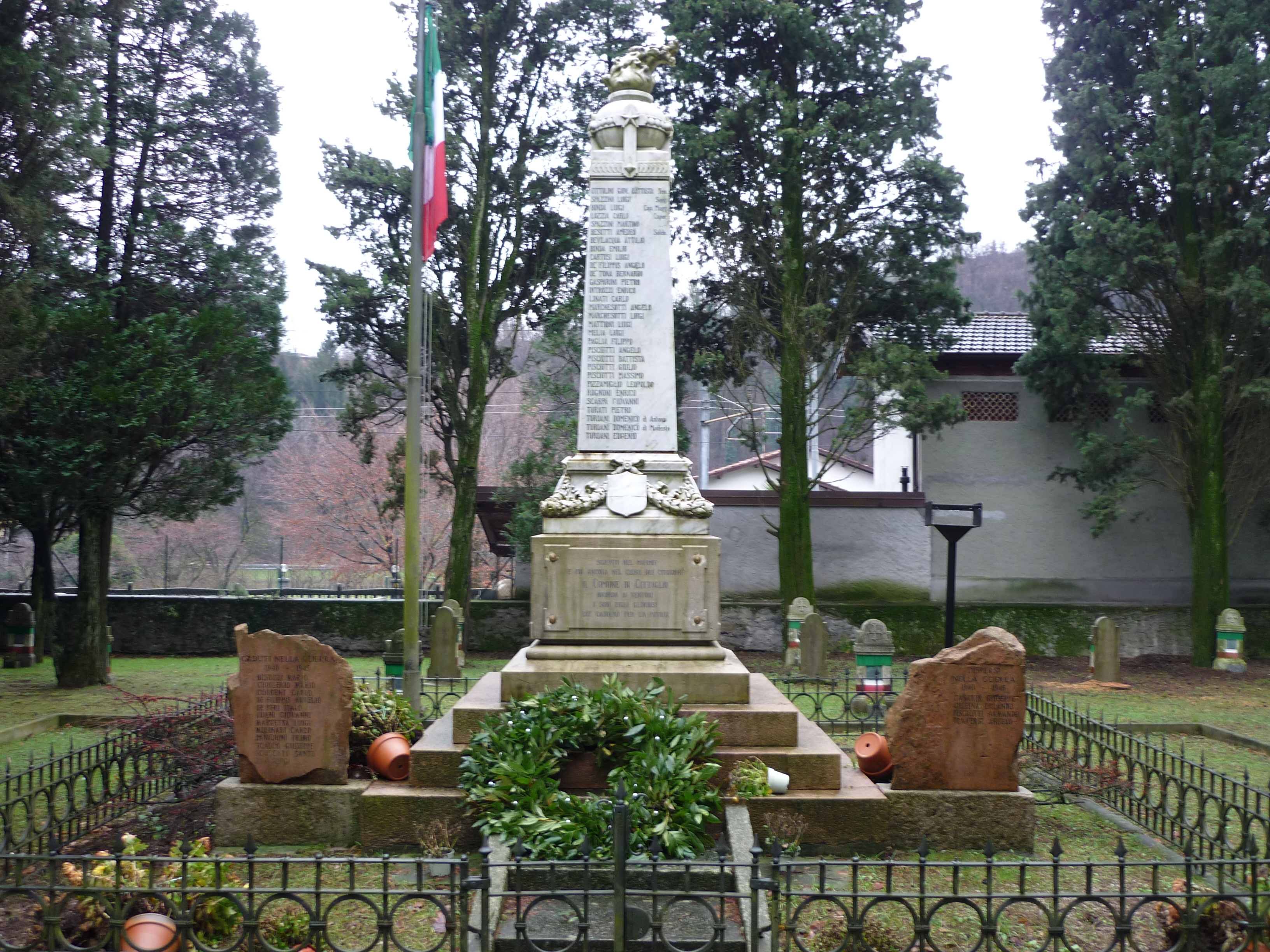 monumento ai caduti - ad obelisco, opera isolata di Comolli Luigi (sec. XX)
