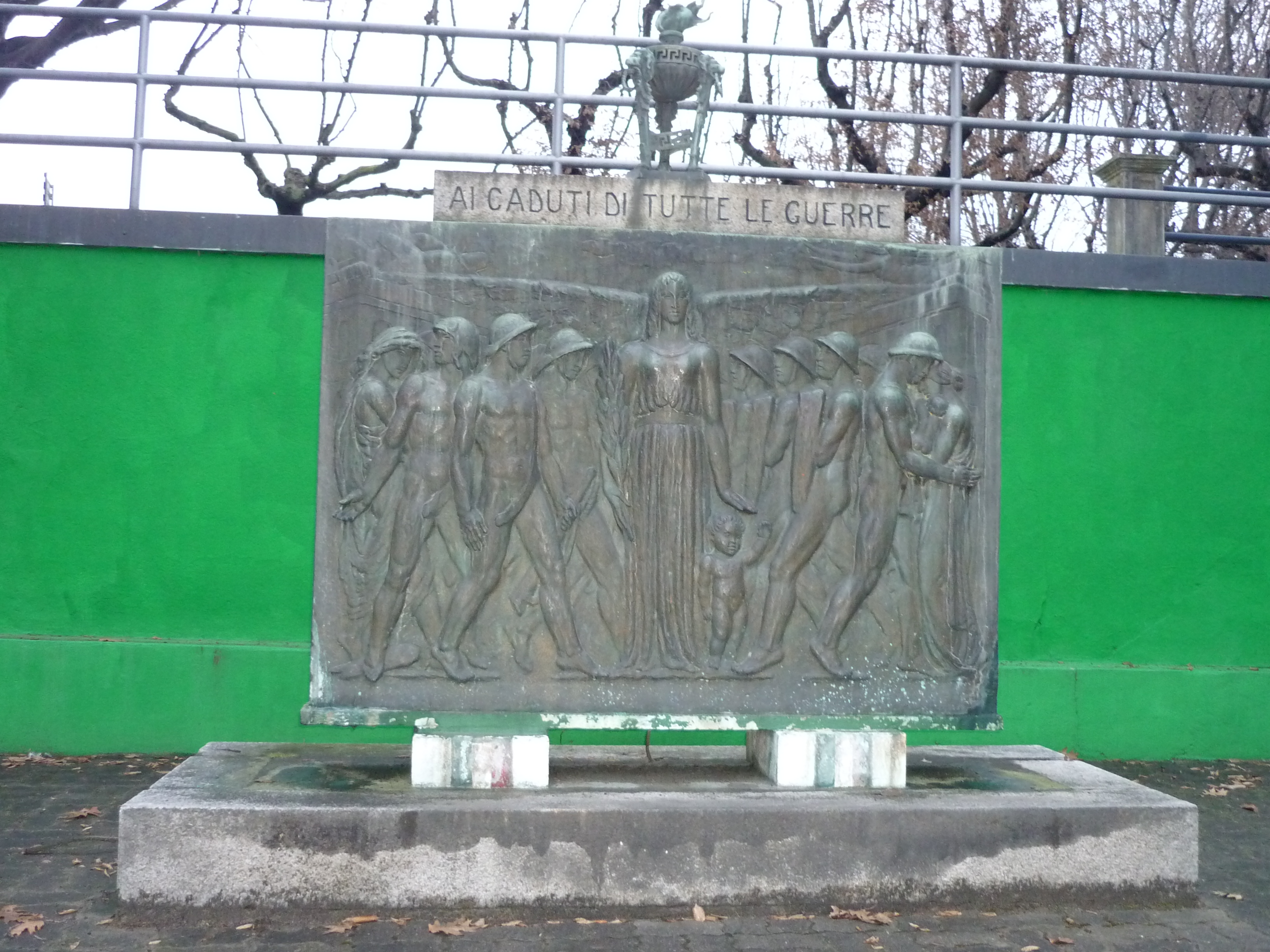 allegoria della Vittoria con figure maschili e femminili (monumento ai caduti - a stele, opera isolata) di Pozzi Giovan Oreste (sec. XX)