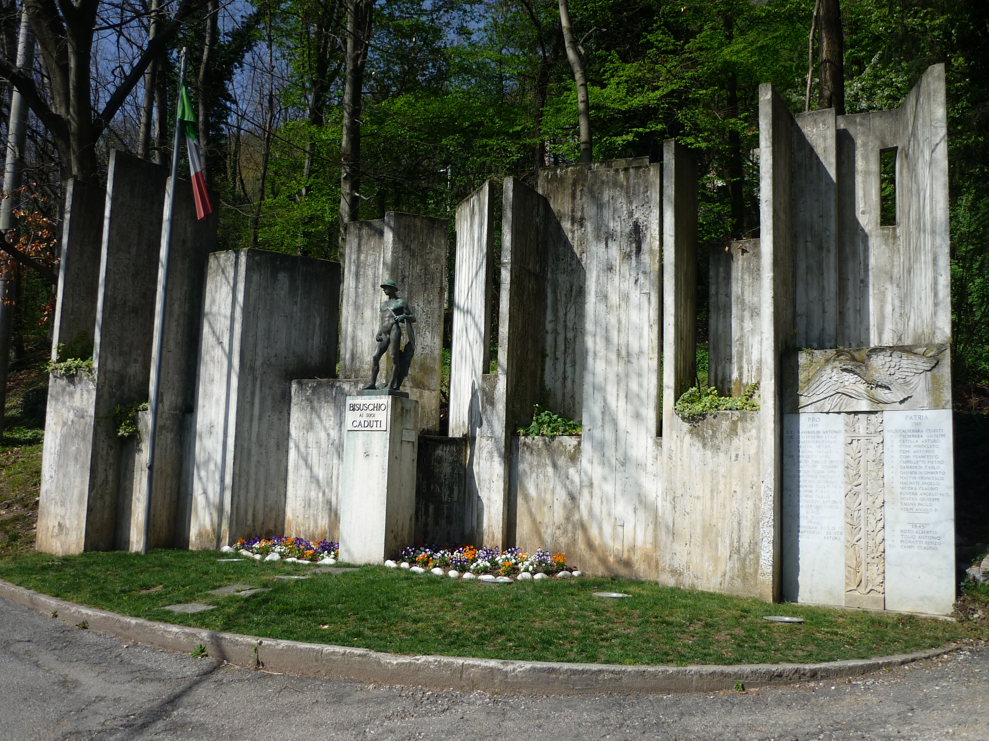 allegoria del soldato come eroe antico/ allegoria della Vittoria come aquila (monumento ai caduti - ad emiciclo, opera isolata) di Ponti Giovanni (sec. XX)