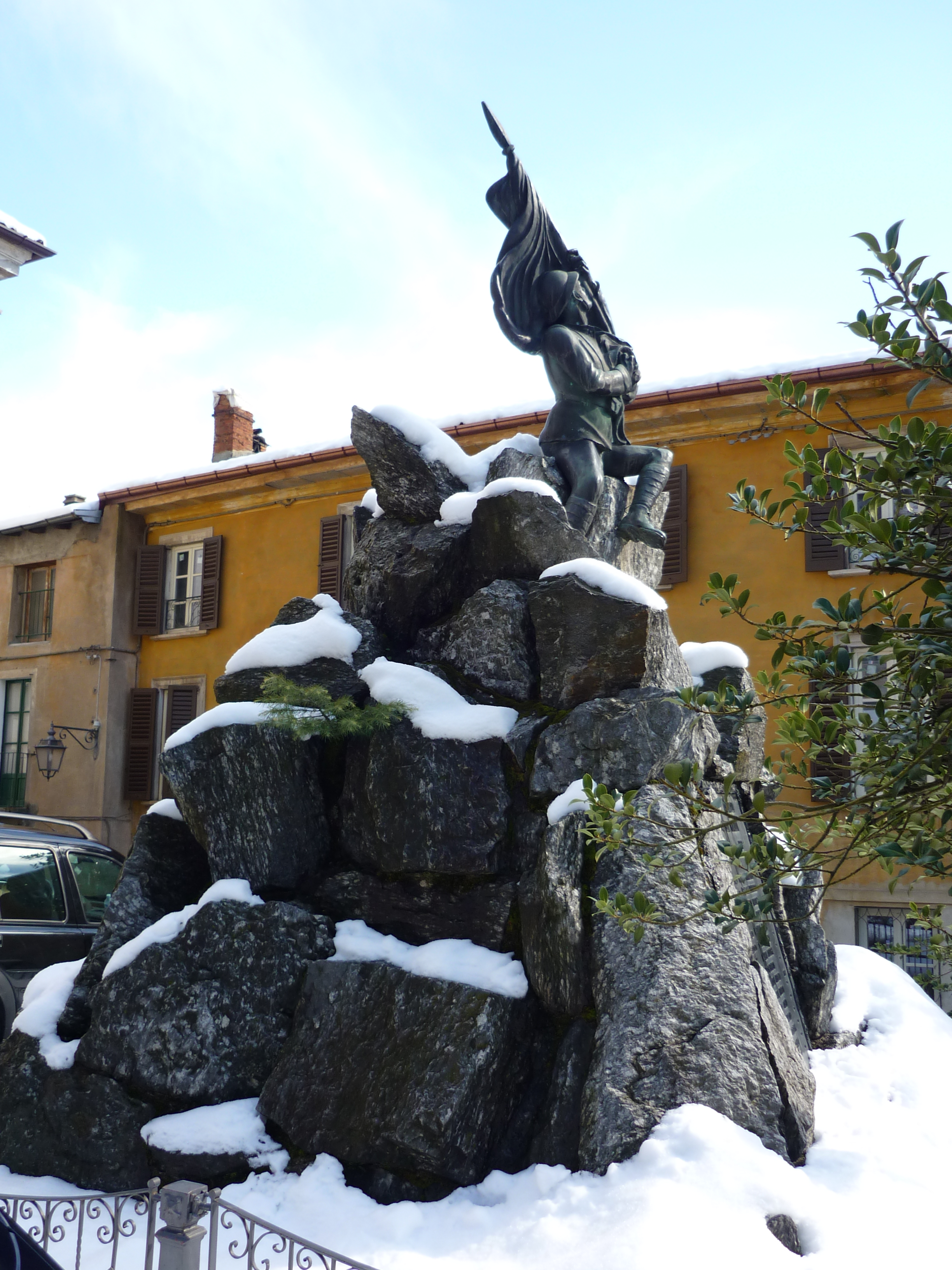 figura di soldato che porta la bandiera (monumento ai caduti - a montagna figurata, opera isolata) di Minari Mario (sec. XX)