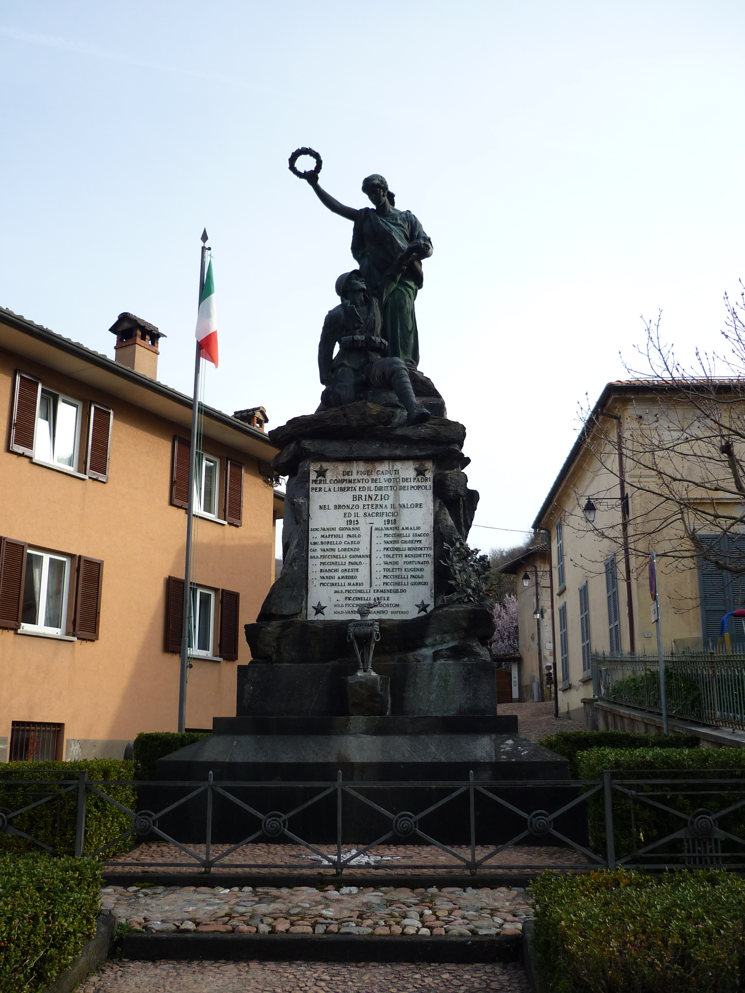 allegoria della Vittoria che incorona un soldato morente (monumento ai caduti - a cippo, opera isolata) di Pietro Pierino Quigliatti, Quigliatti Luigi (sec. XX, sec. XX)