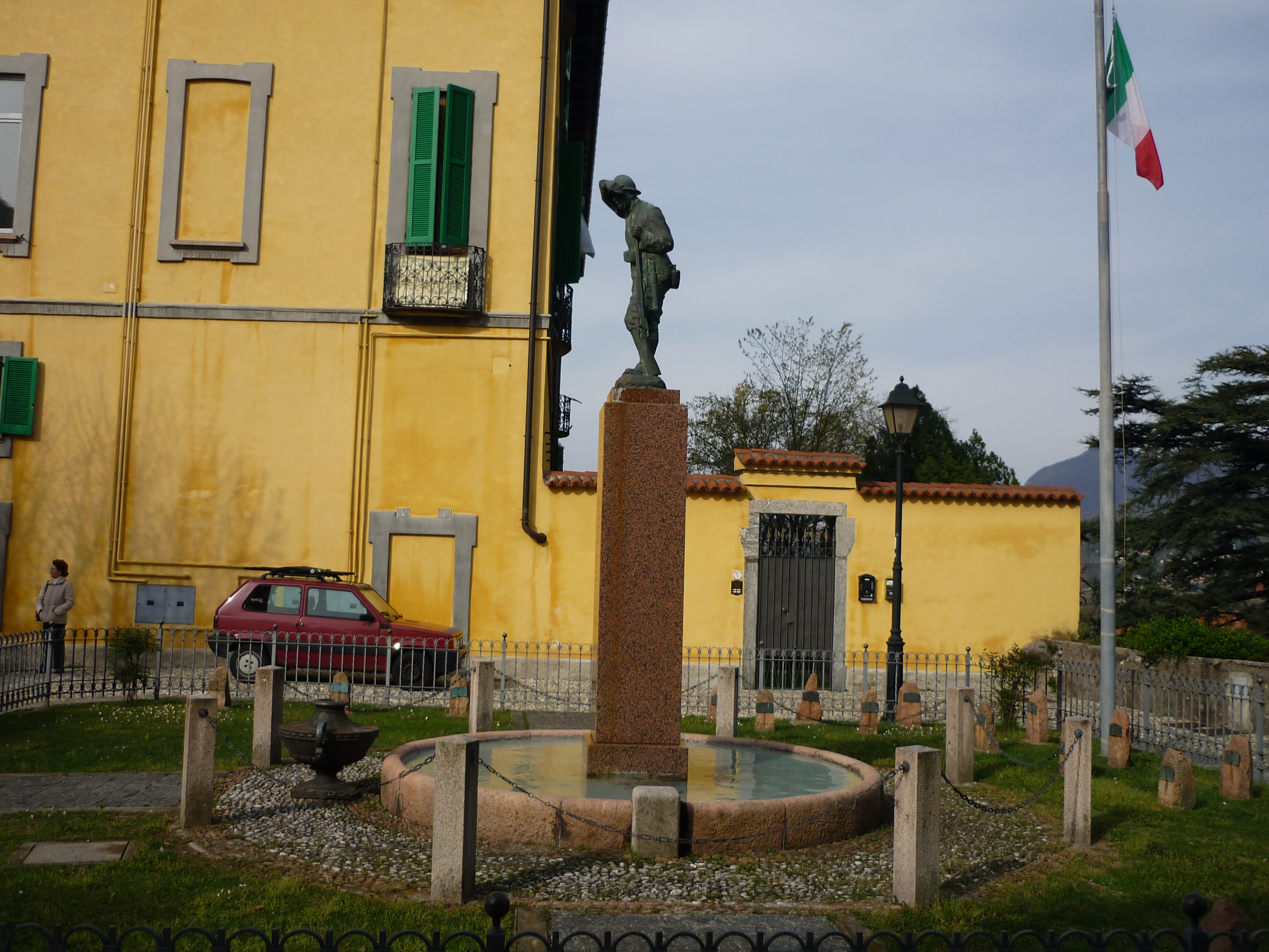 figura di soldato: fante (monumento ai caduti - a fontana, opera isolata) di Maggi (sec. XX)