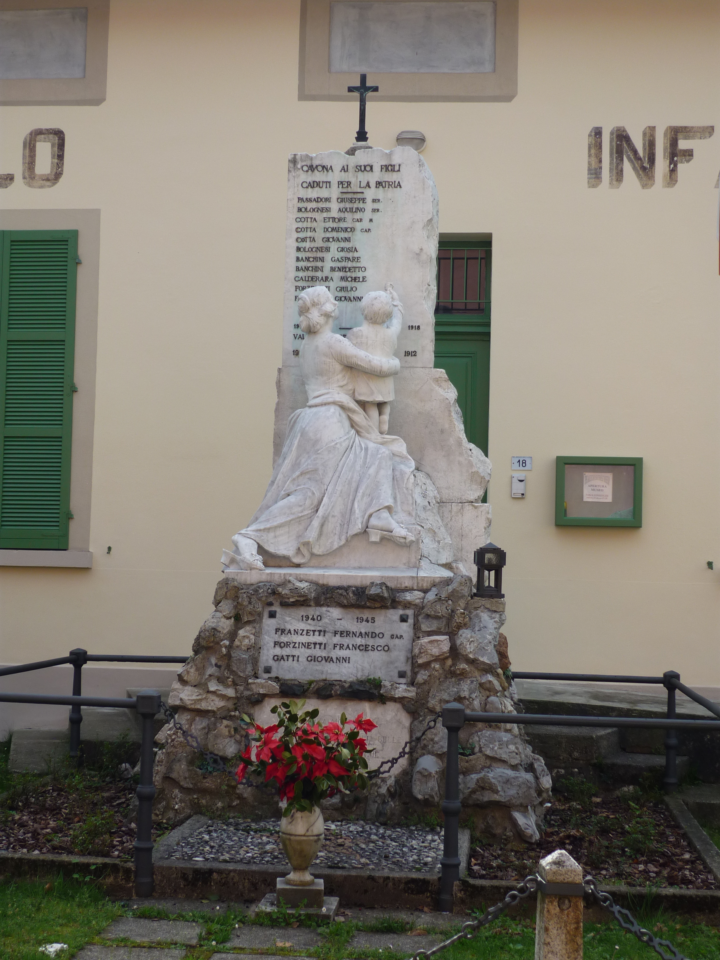 Madre col bambino (monumento ai caduti - a cippo, opera isolata) di Oleari Giacomo (sec. XX)