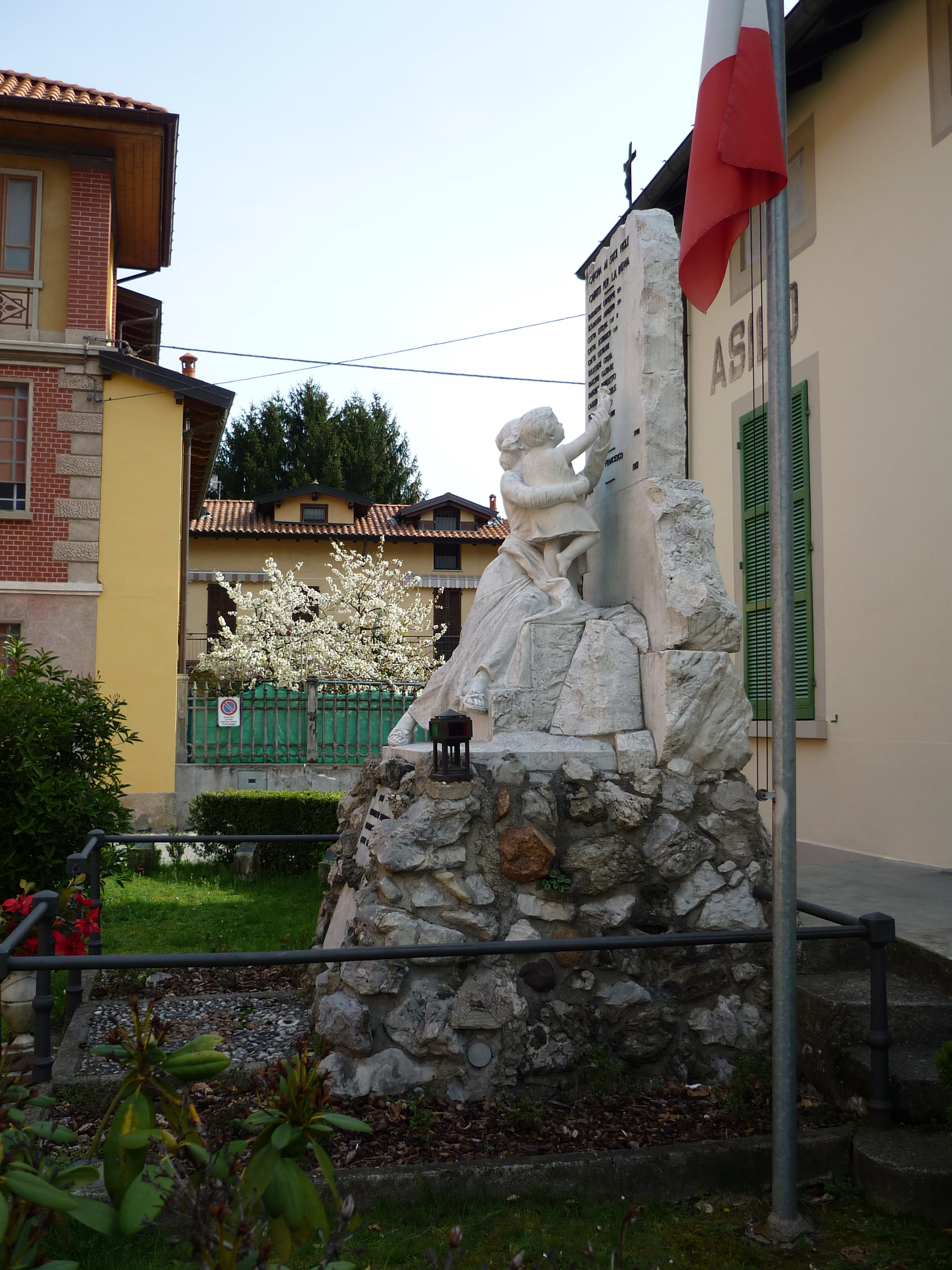 Madre col bambino (monumento ai caduti - a cippo, opera isolata) di Oleari Giacomo (sec. XX)