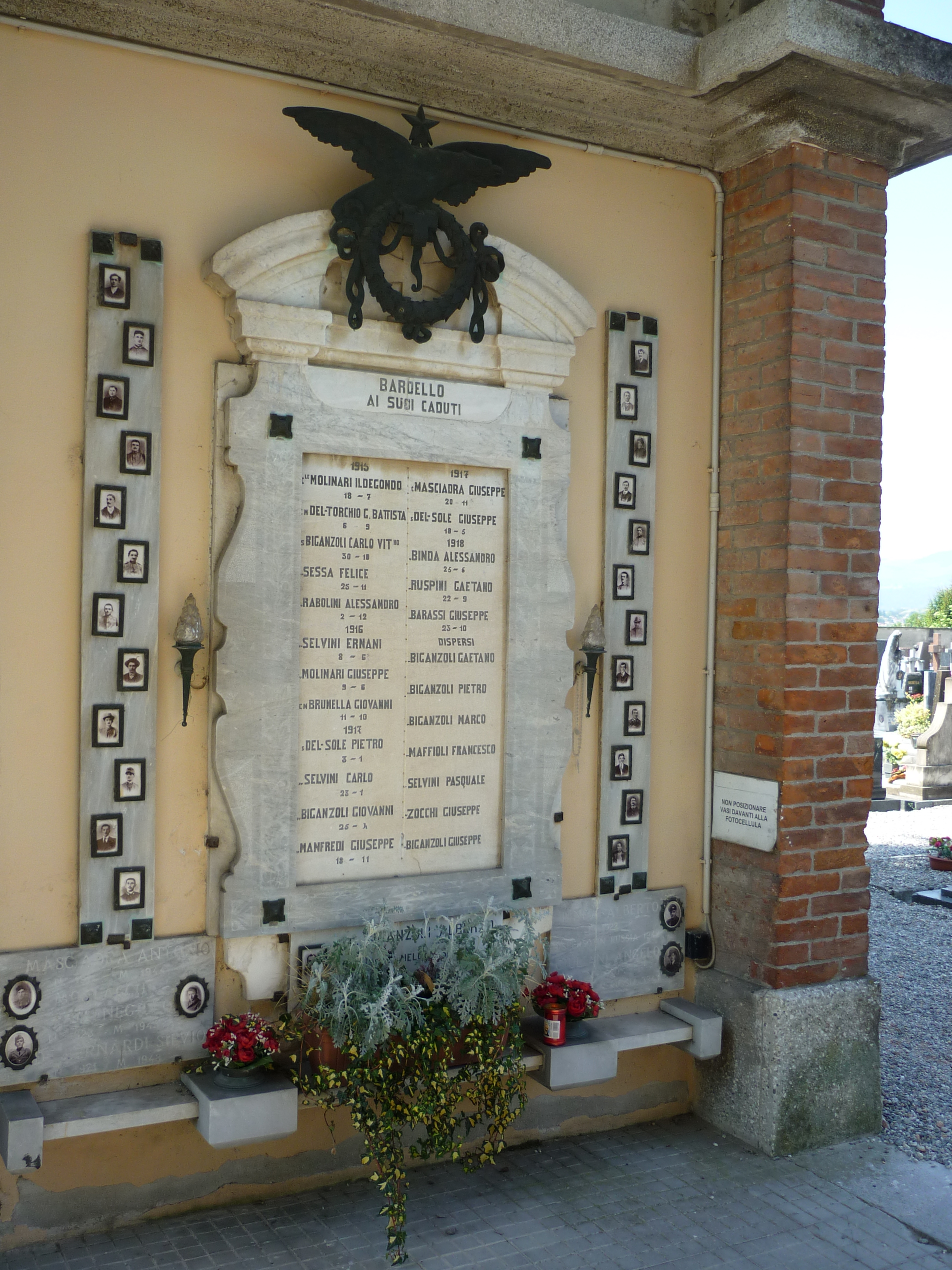 allegoria della Vittoria come aquila (monumento ai caduti - a lapide, opera isolata) - ambito italiano (sec. XX)
