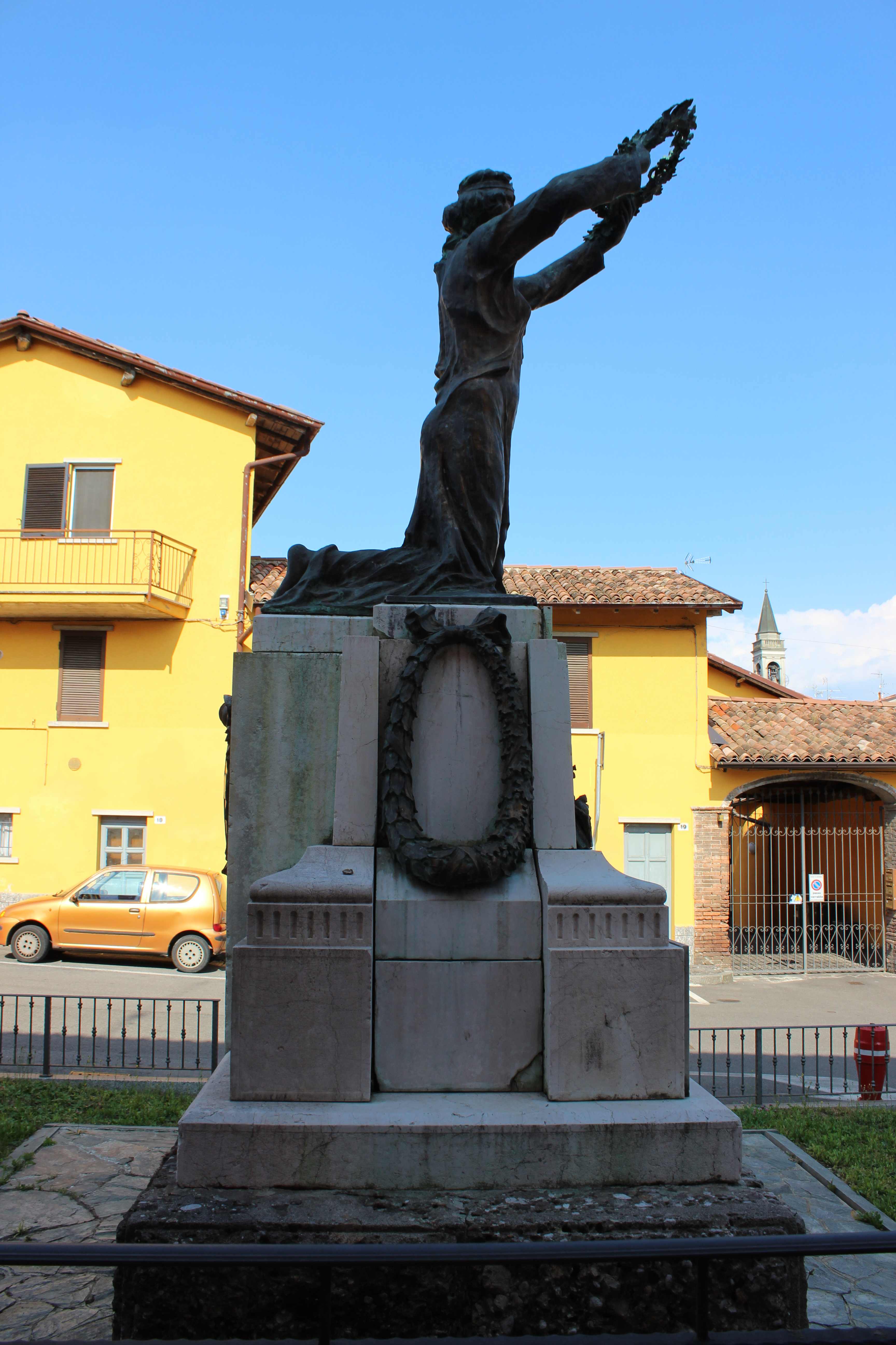 La Vittoria incorona i soldati caduti (monumento ai caduti - ad ara, opera isolata) - ambito italiano (prima metà sec. XX)