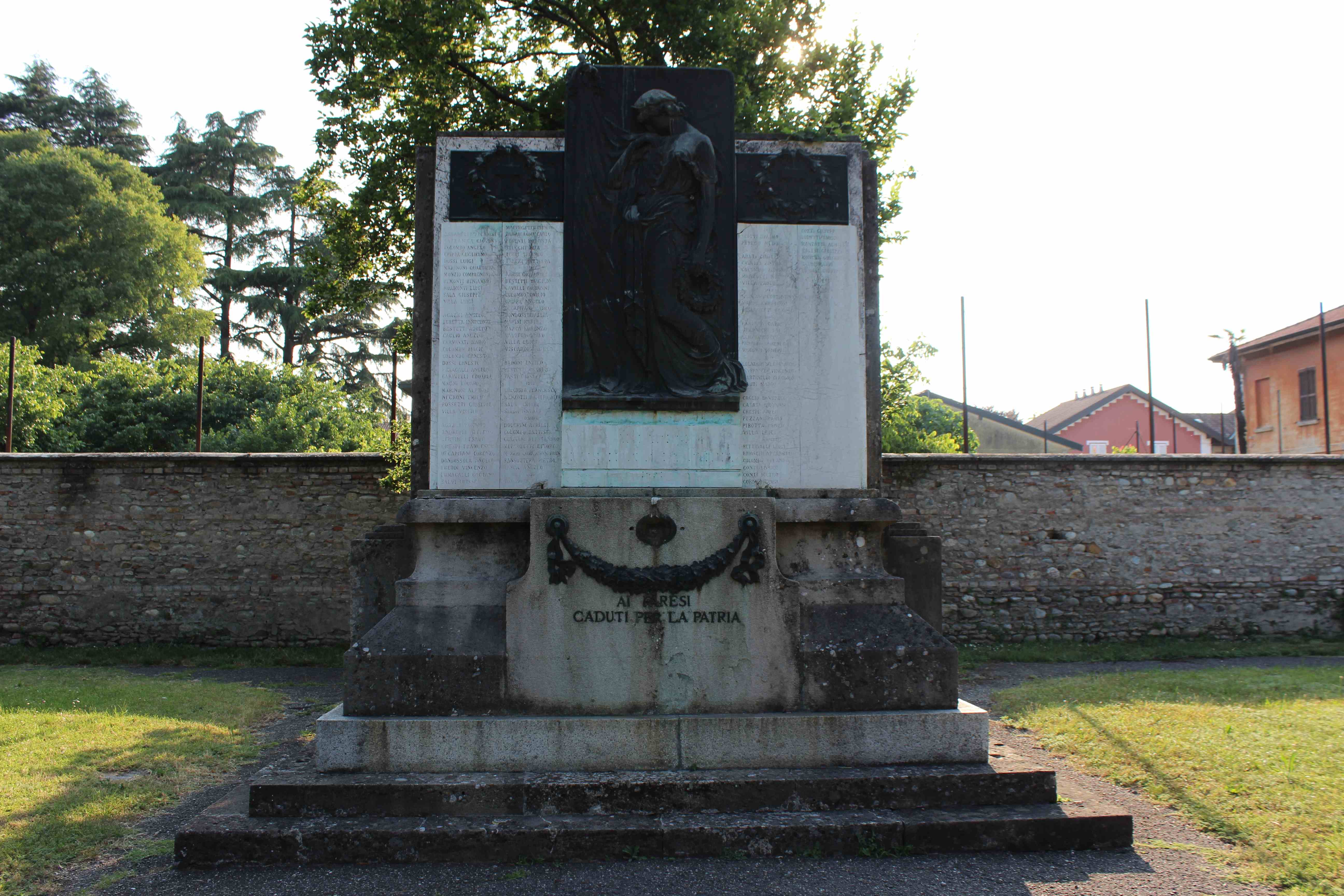 Allegoria della Vittoria; Figura femminile che bacia la bandiera (monumento ai caduti - a stele, opera isolata) di Ferrari Luigi (attribuito) (prima metà sec. XX)