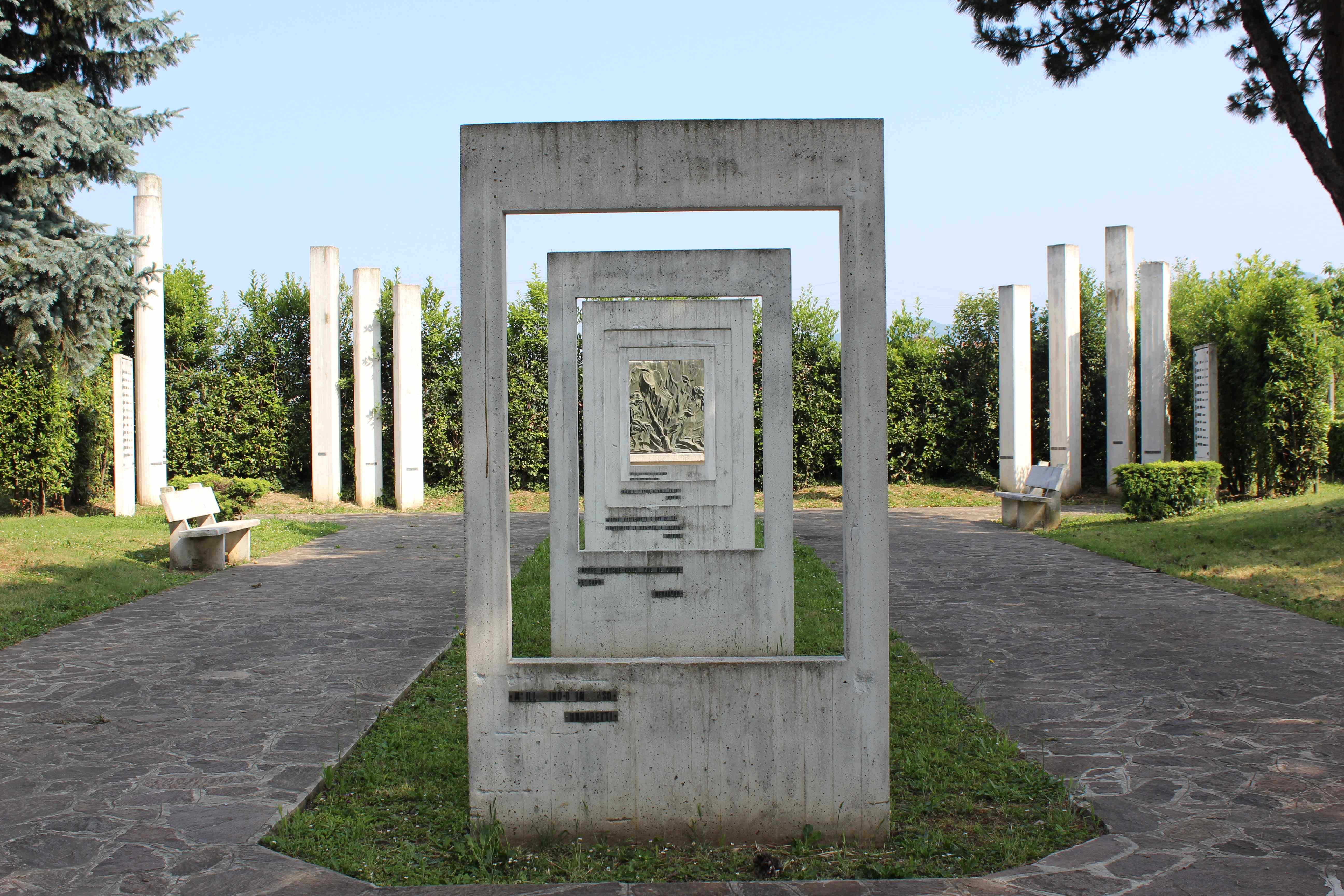 Scena di guerra: deflagazione di una bomba (monumento ai caduti - a stele, opera isolata) di Pizio Tomaso (attribuito) (seconda metà sec. XX)