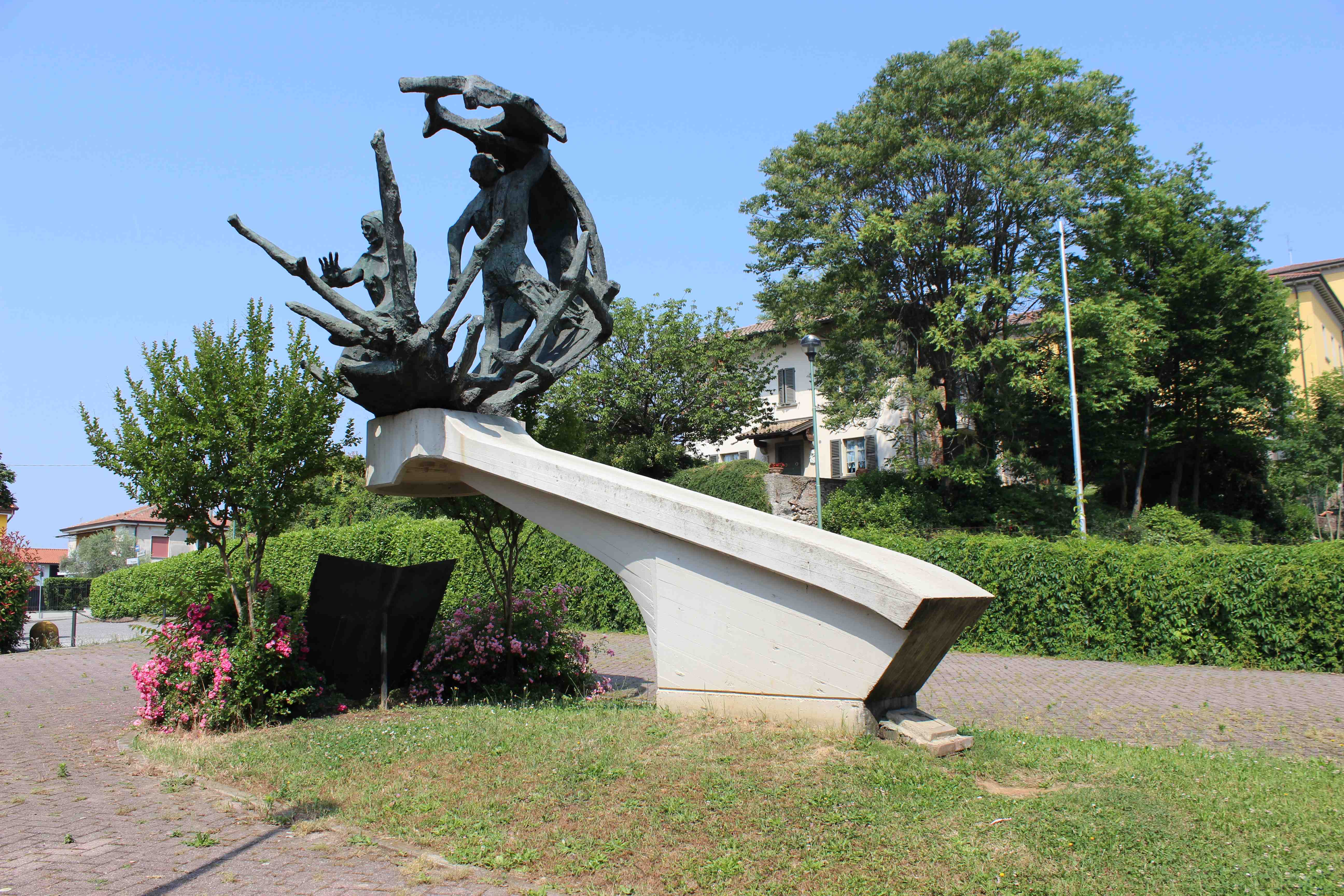 Un uomo e una donna stretti e travolti dall'orrore della guerra (monumento ai caduti, opera isolata) di Pizio Tommaso (attribuito) (seconda metà sec. XX)