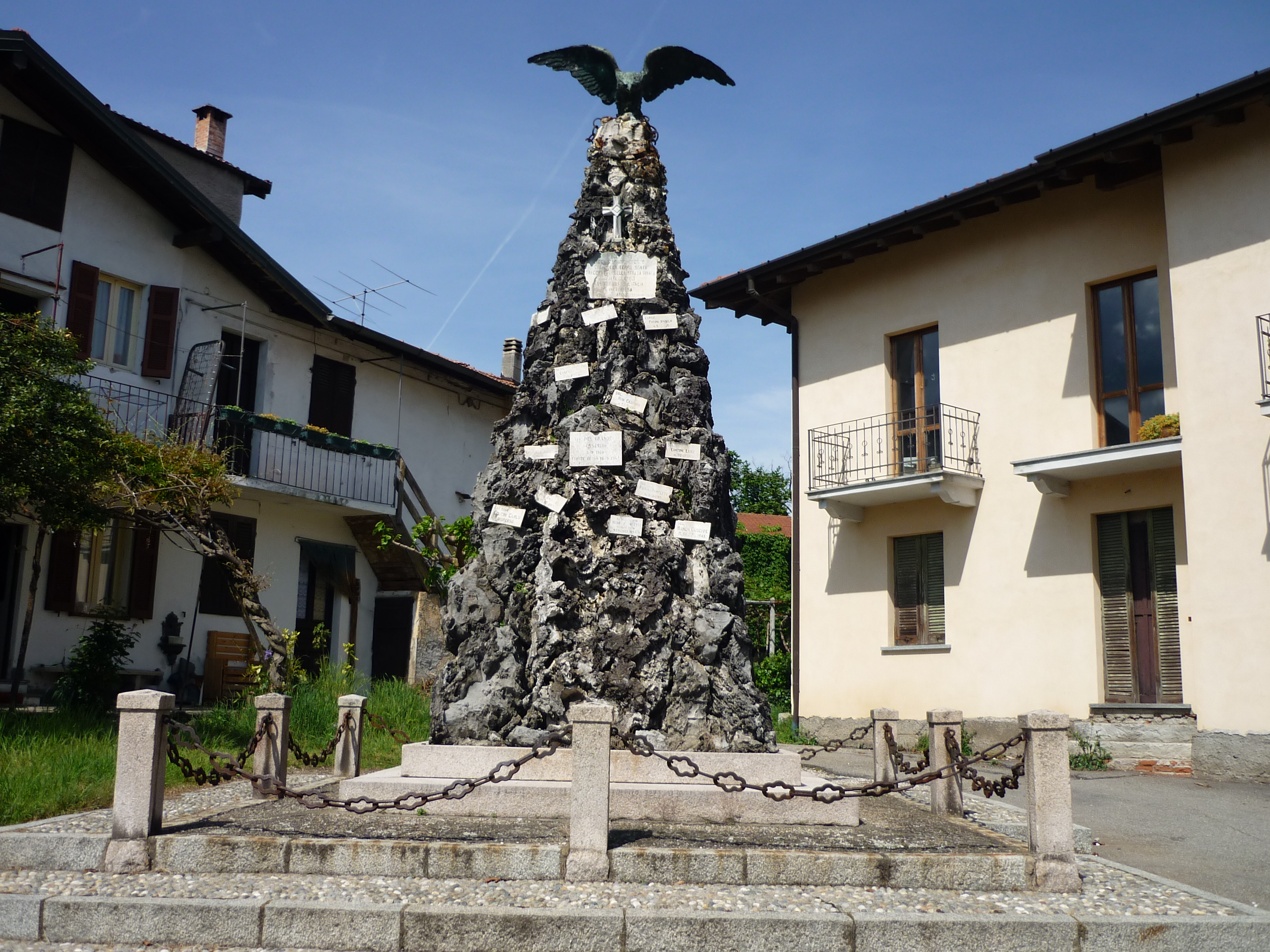 allegoria della Vittoria come aquila (monumento ai caduti - a montagna figurata, opera isolata) - ambito italiano (sec. XX)