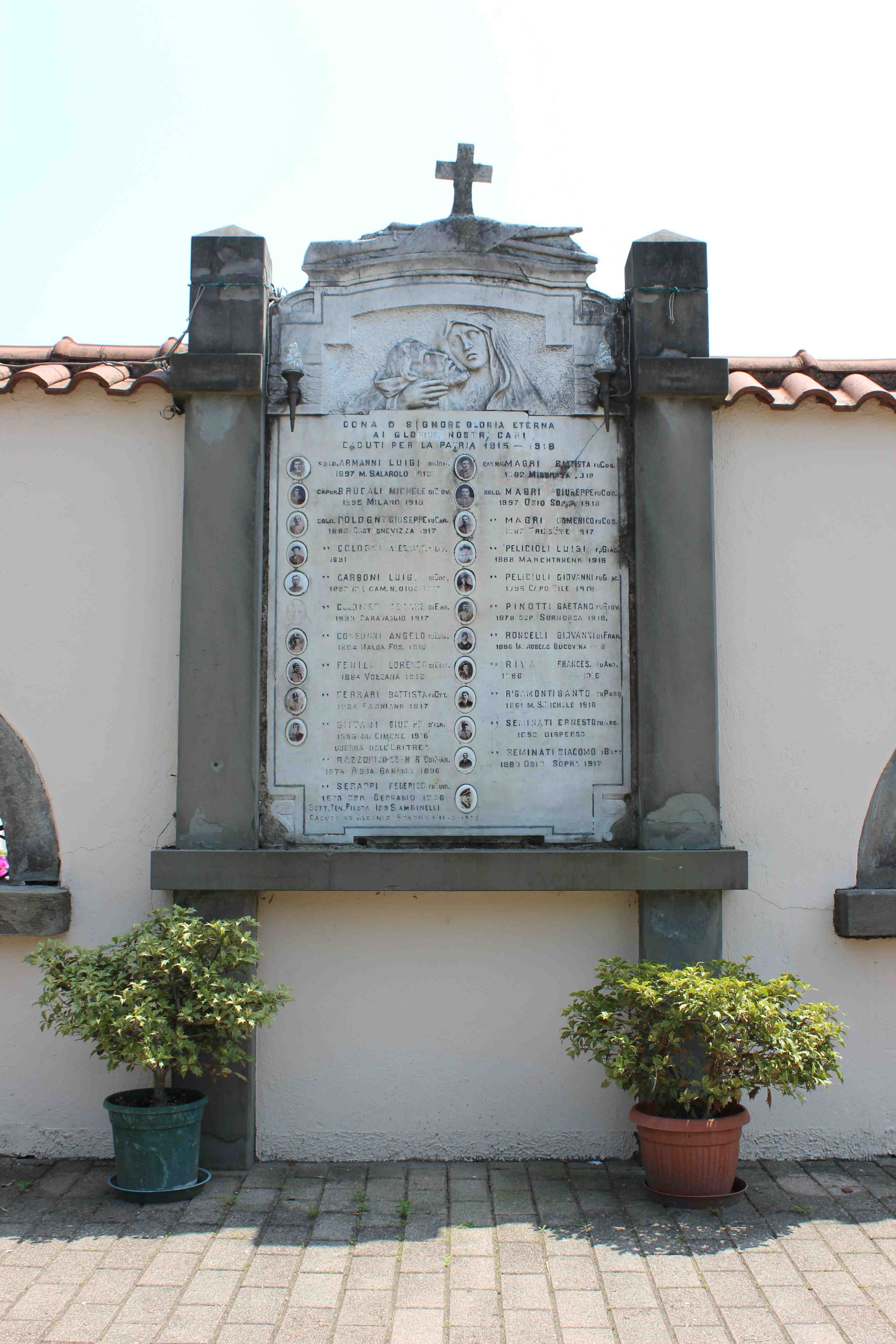 Pietà (lapide commemorativa ai caduti, opera isolata) - ambito italiano (prima metà sec. XX)